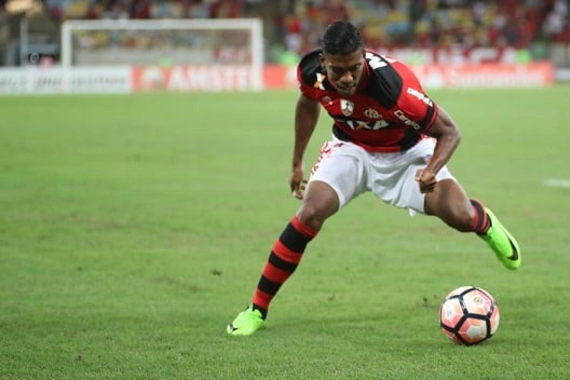 Berrío contra o San Lorenzo (Gilvan de Souza / Flamengo)