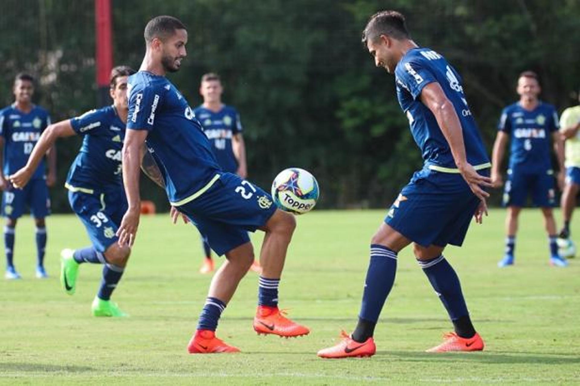 Rômulo e Ederson em treino no Ninho