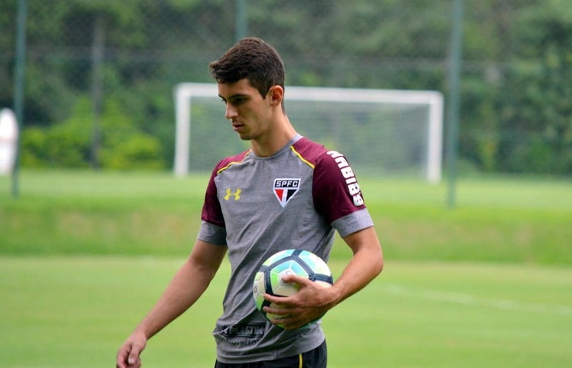 Shaylon em treino do São Paulo