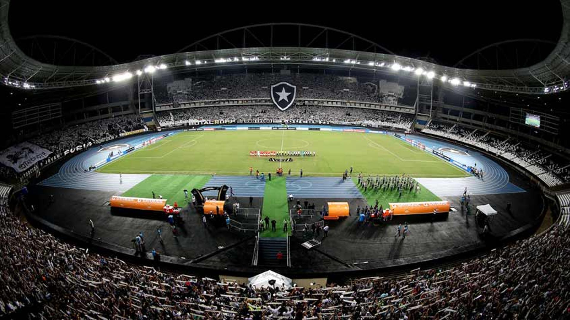 Com faixas 'Nilton Santos é Fogo', torcida fez bonita festa antes da bola rolar