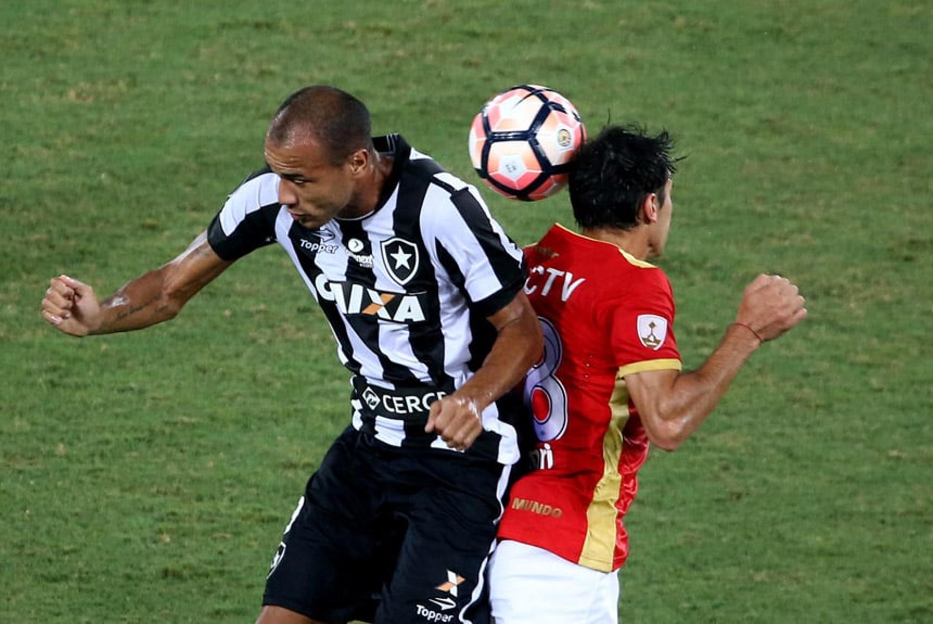 Autor do primeiro gol, Roger disputa a bola pelo alto com jogador do time argentino