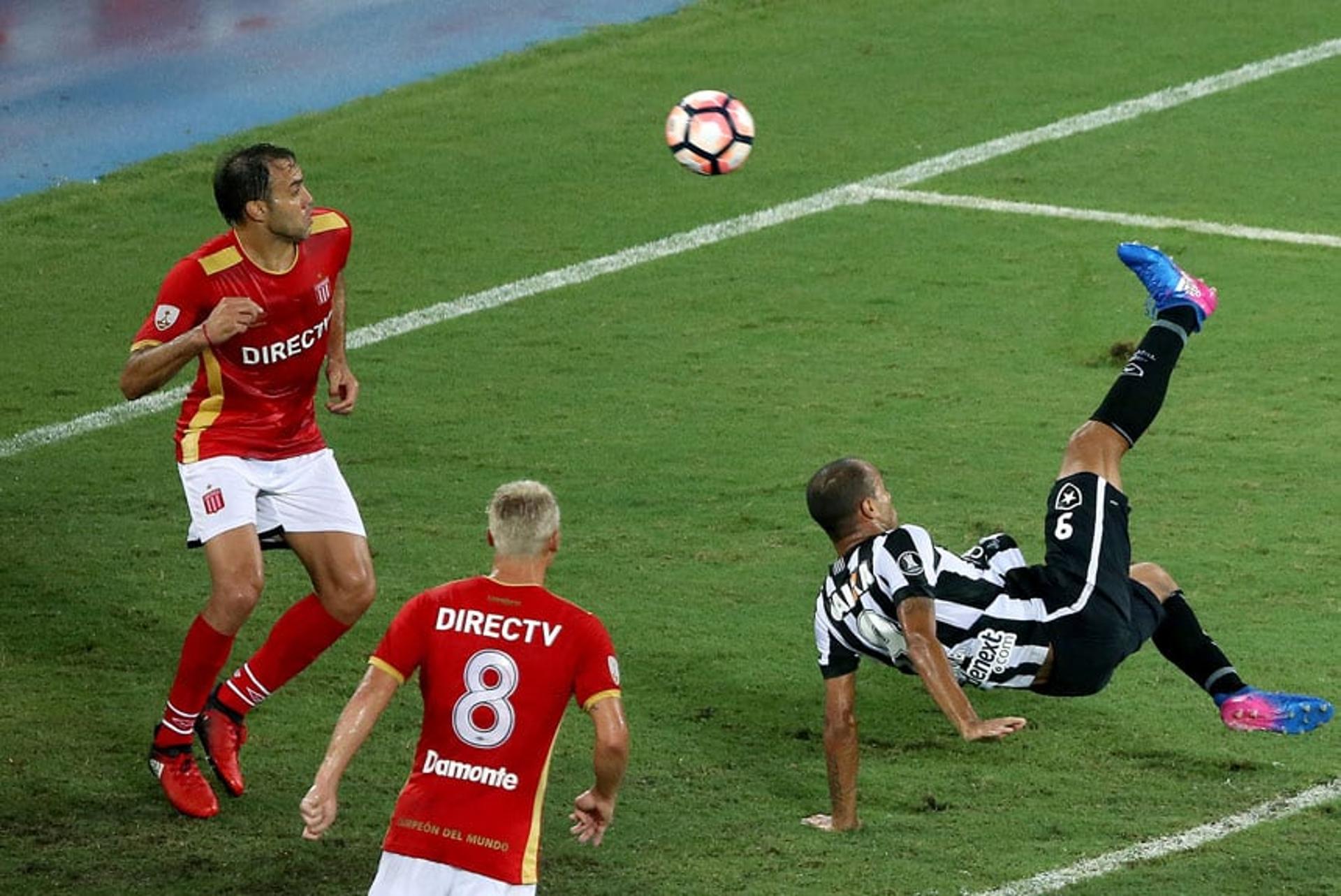 Aos 33 minutos do primeiro tempo, após bola levantada na área, Bruno Silva jogou para o meio de bicicleta, Roger emendou igual e abriu o placar