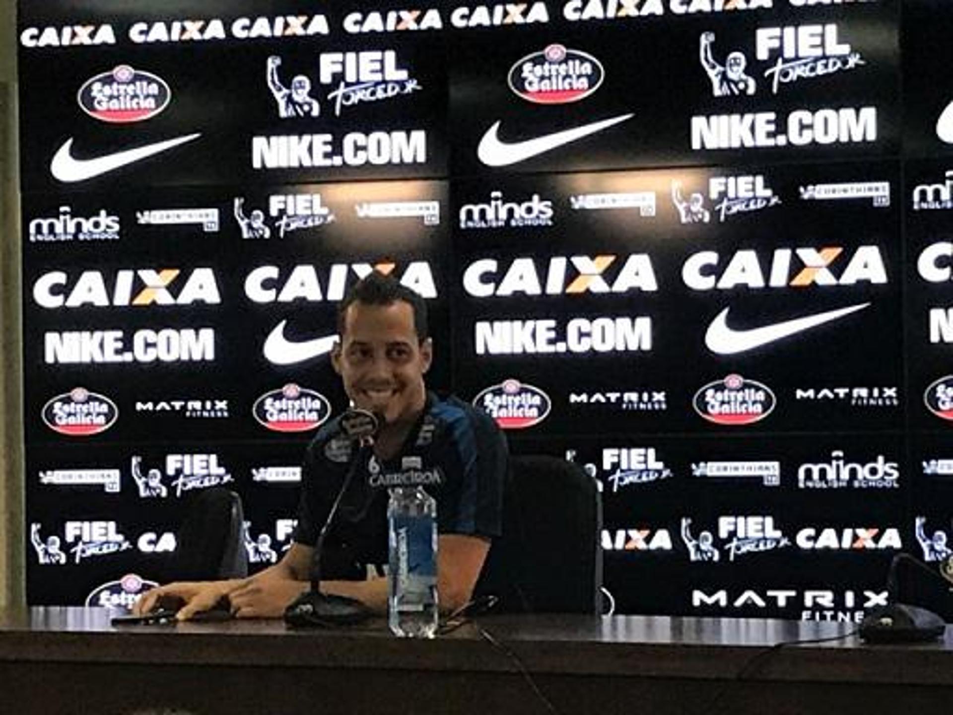 Rodriguinho atendeu celular durante entrevista coletiva