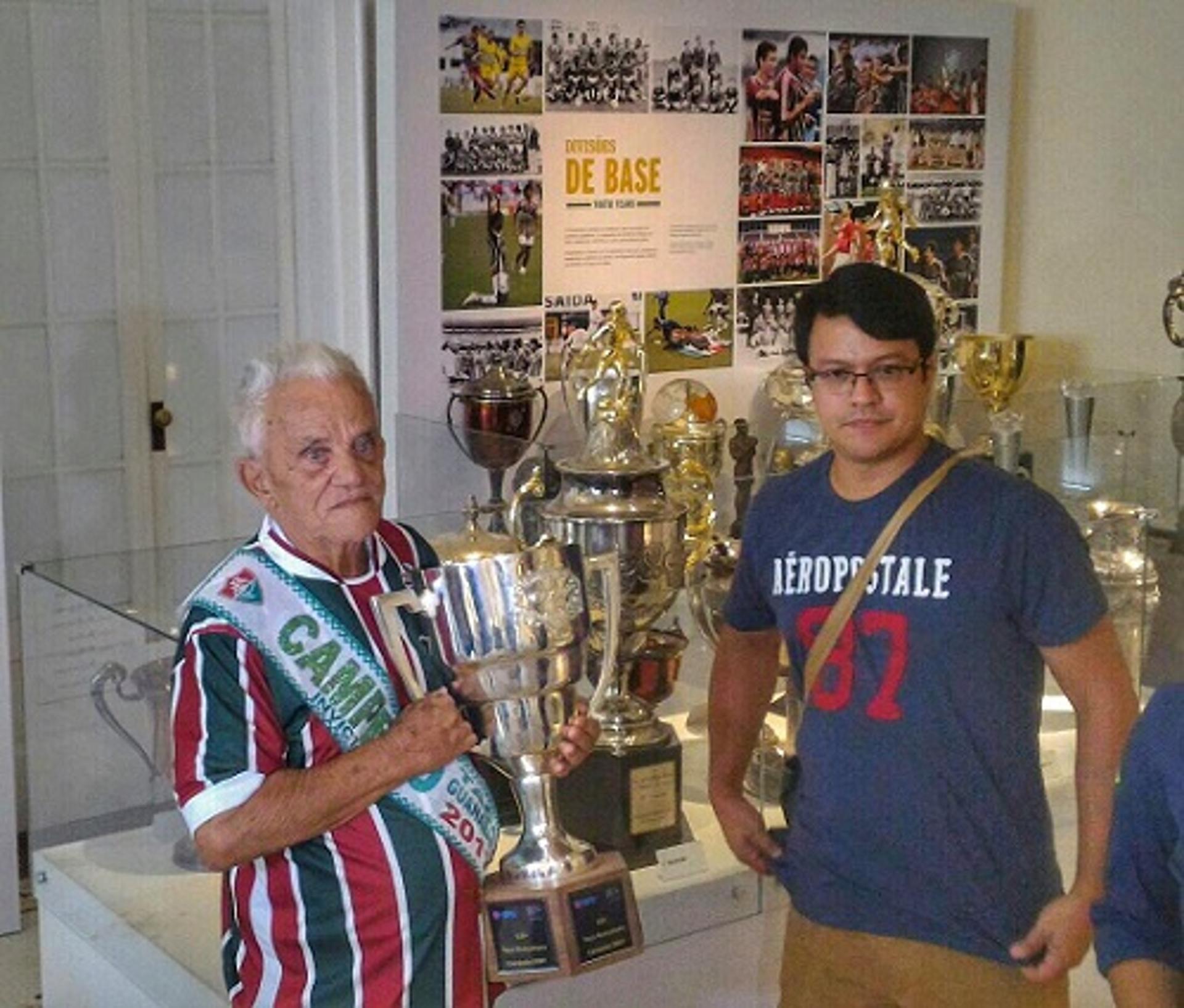 Orly Ribeiro, de 84 anos, posa com troféu nas Laranjeiras