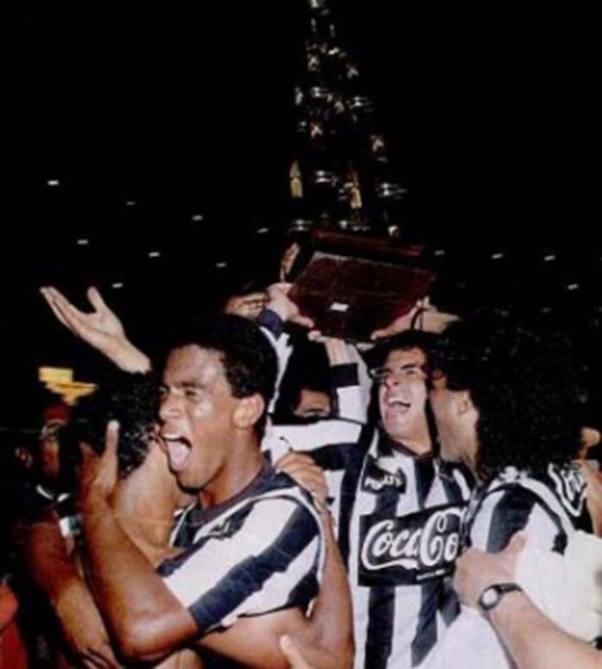 BOTAFOGO 1x0 VASCO - 1990 - O título carioca do Botafogo ocorreu de fato e de direito. Em campo, o Alvinegro se impôs e, com Carlos Alberto Dias, garantiu o 1 a 0. Mesmo com a festa do Fogão, os vascaínos interpretaram que era necessária uma prorrogação, e chegaram a se proclamar campeões, com uma 'caravela de papel'. Na Justiça, o Botafogo foi campeão de novo.