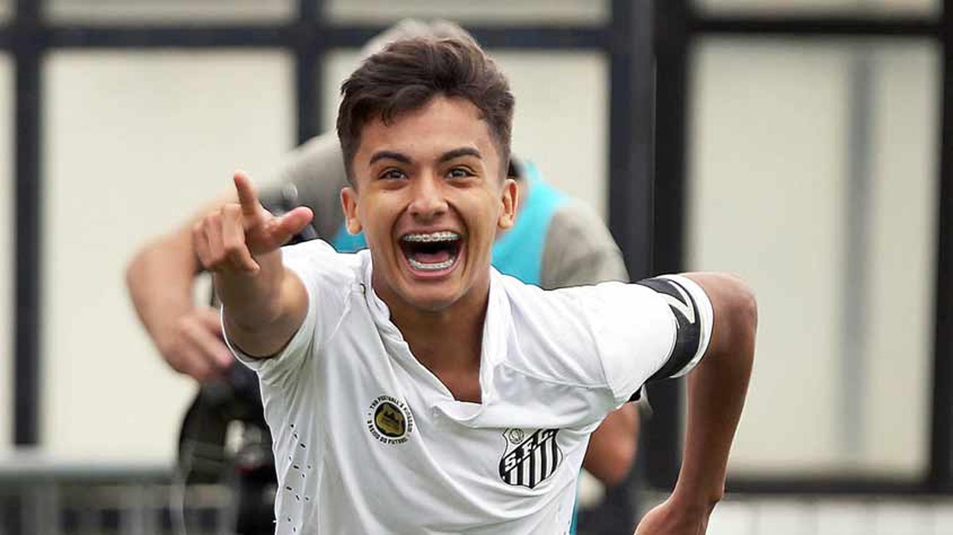 Lucas Lourenço é um dos principais meias da base do Santos