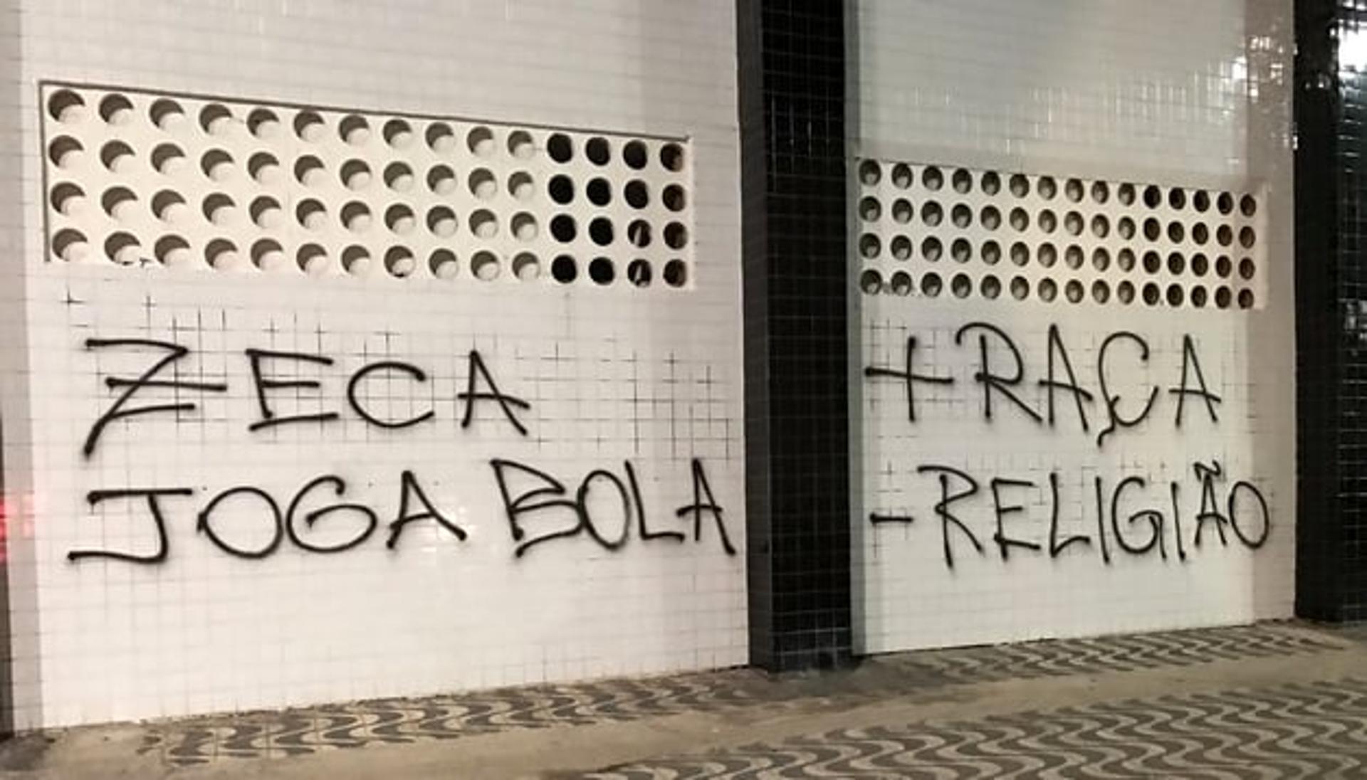 Vila Belmiro tem o muro pichado por torcida