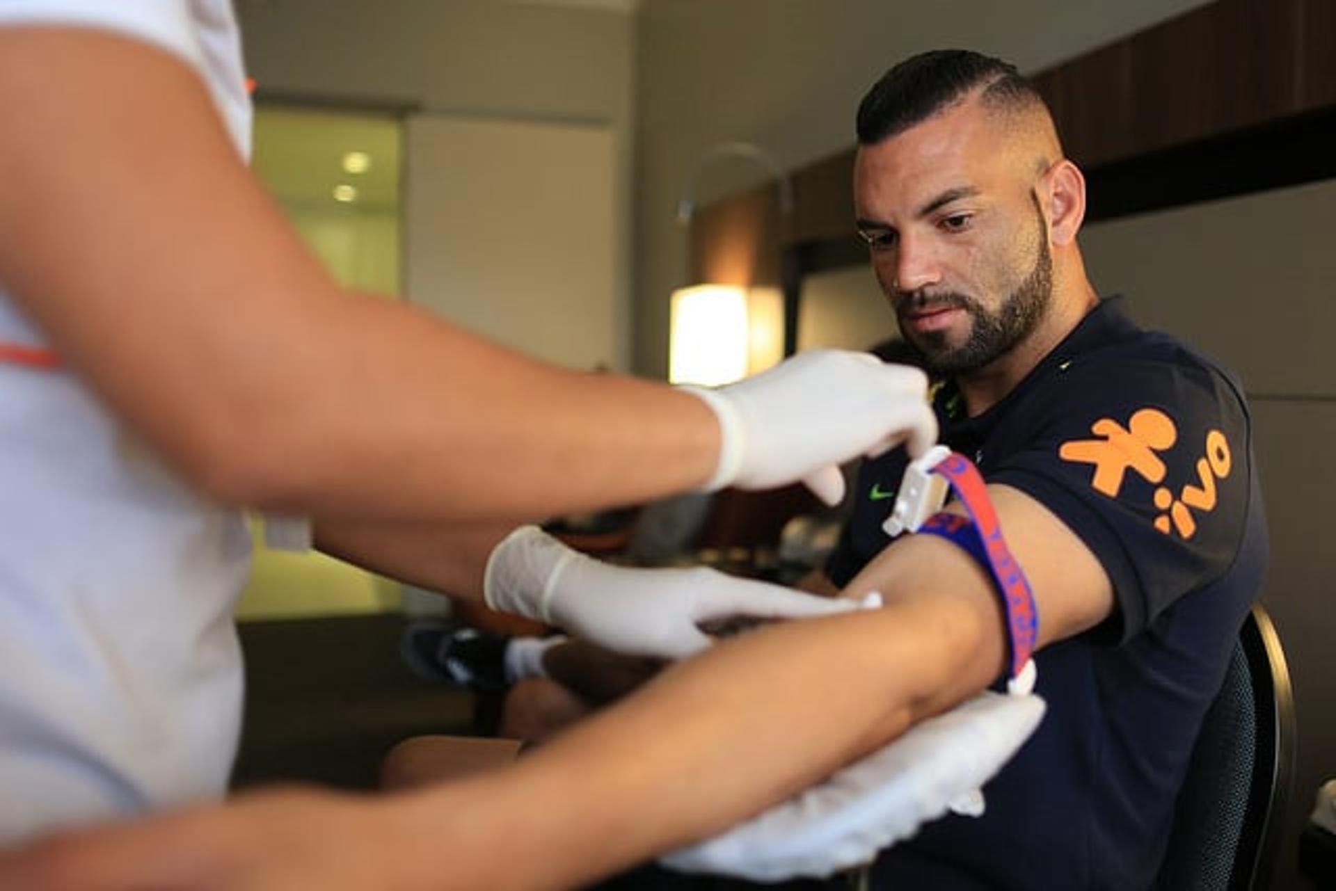 Weverton, goleiro, durante exame de sangue da Seleção