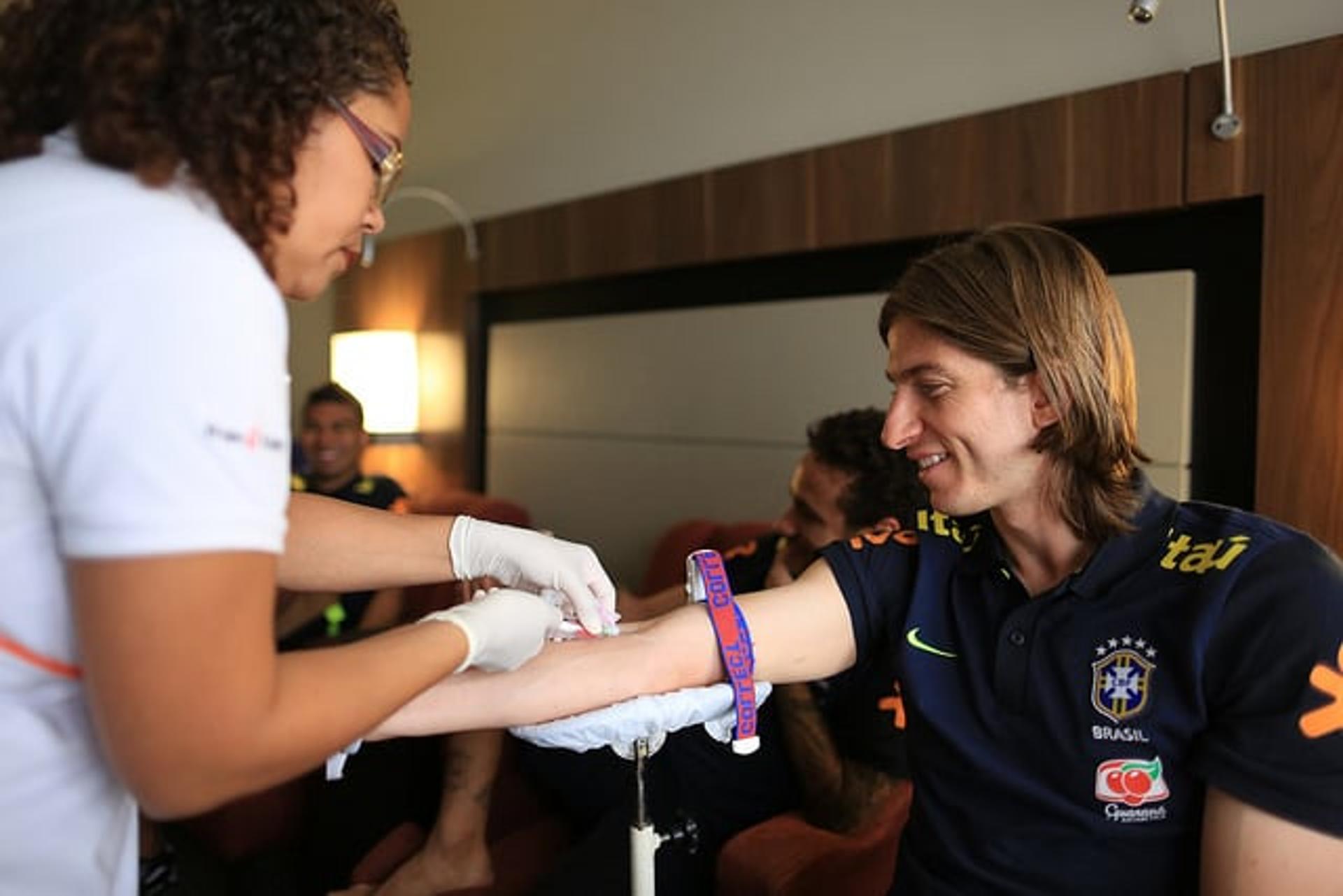 Filipe Luís, durante exame de sangue pela Seleção