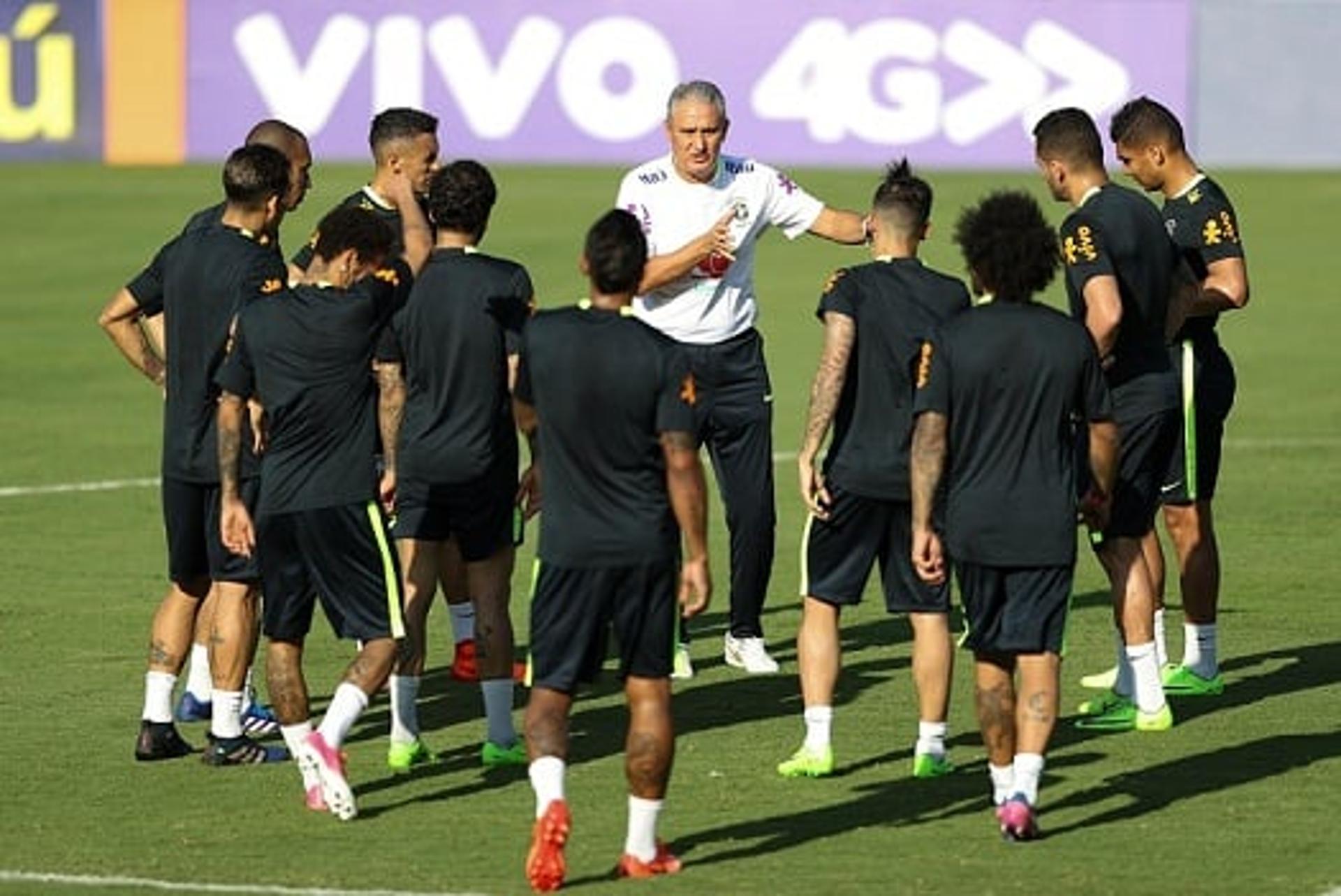 Tite reunido com jogadores da Seleção no treino desta terça