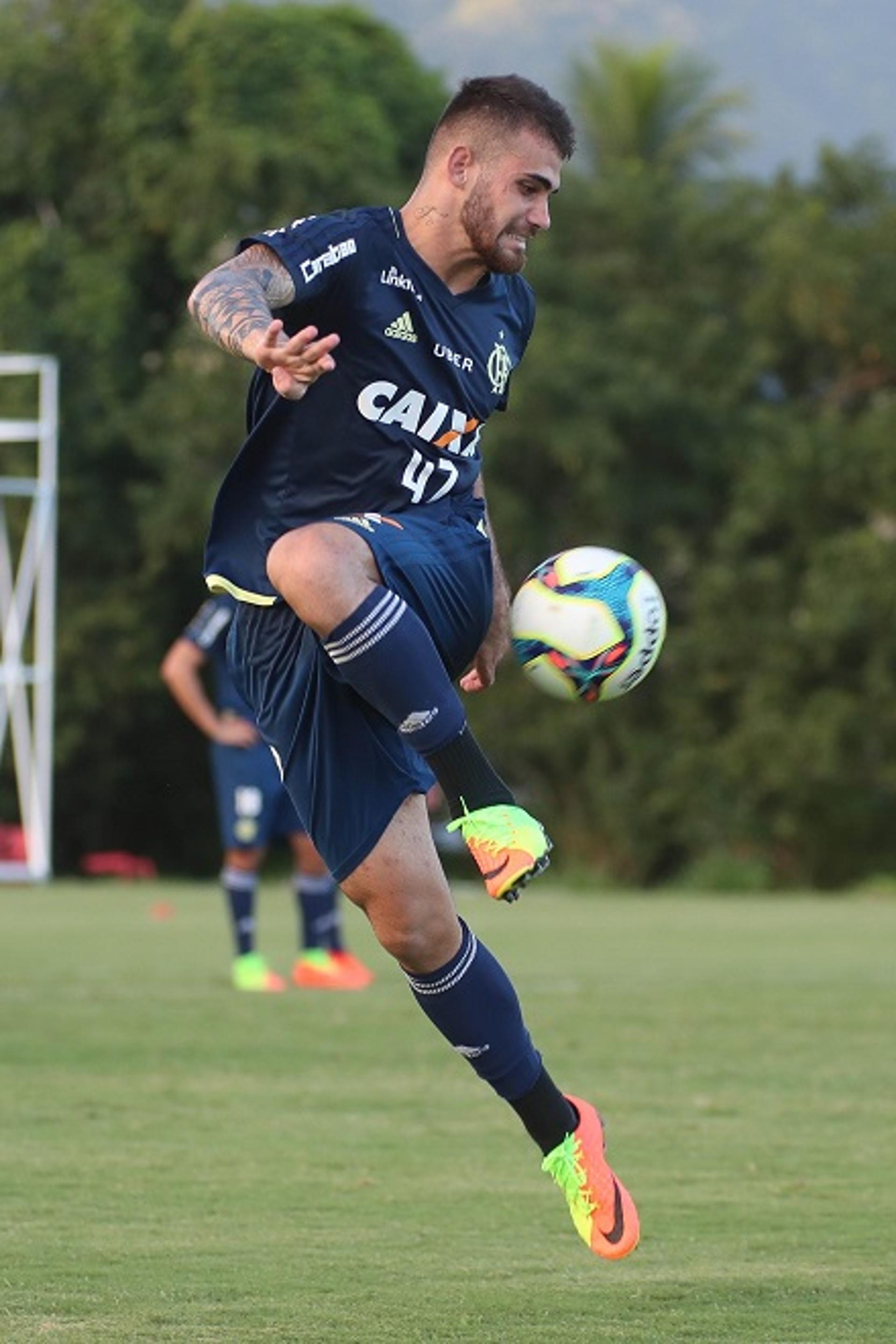 Felipe Vizeu em treino do Fla