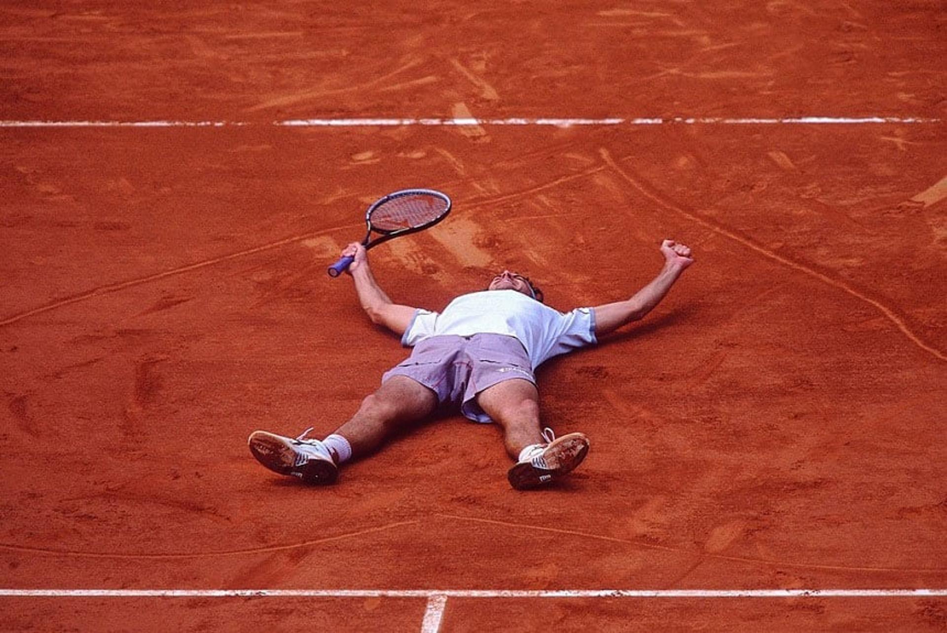 Gustavo Kuerten era o melhor tenista do mundo e conquistava Roland Garros pela terceira vez