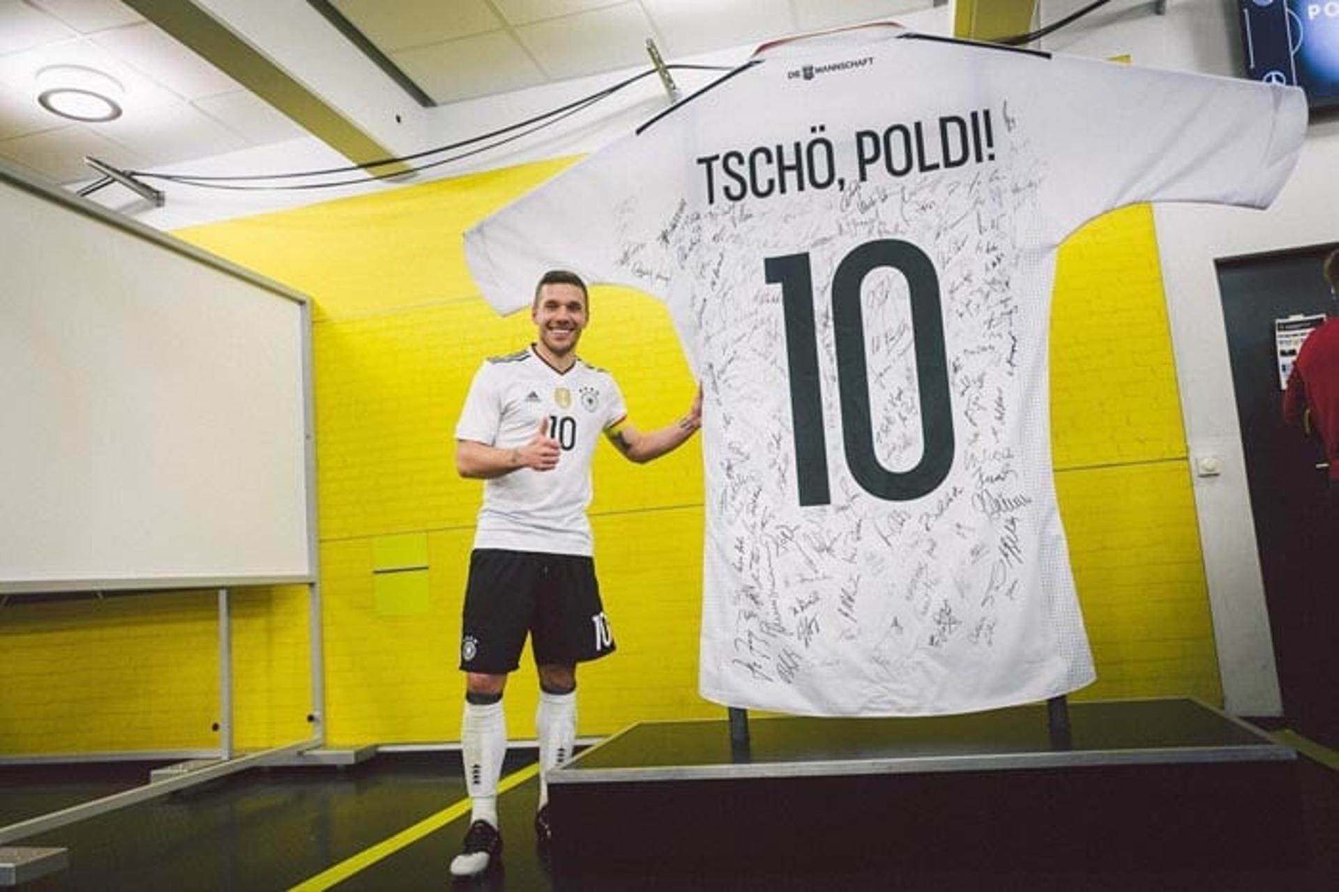 Homenagem: Podolski com camisa enorme da Alemanha