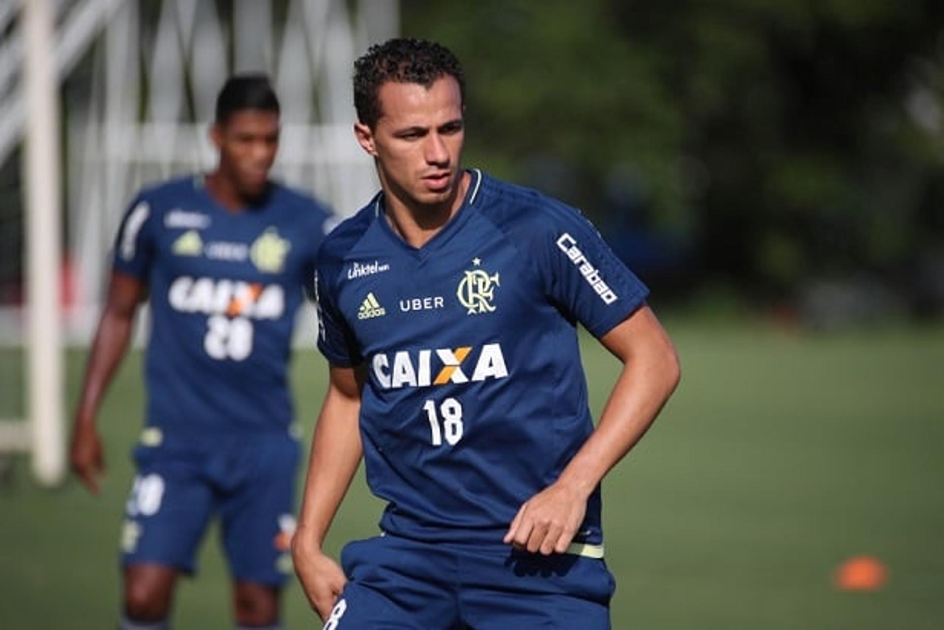 Damião em treino no Ninho