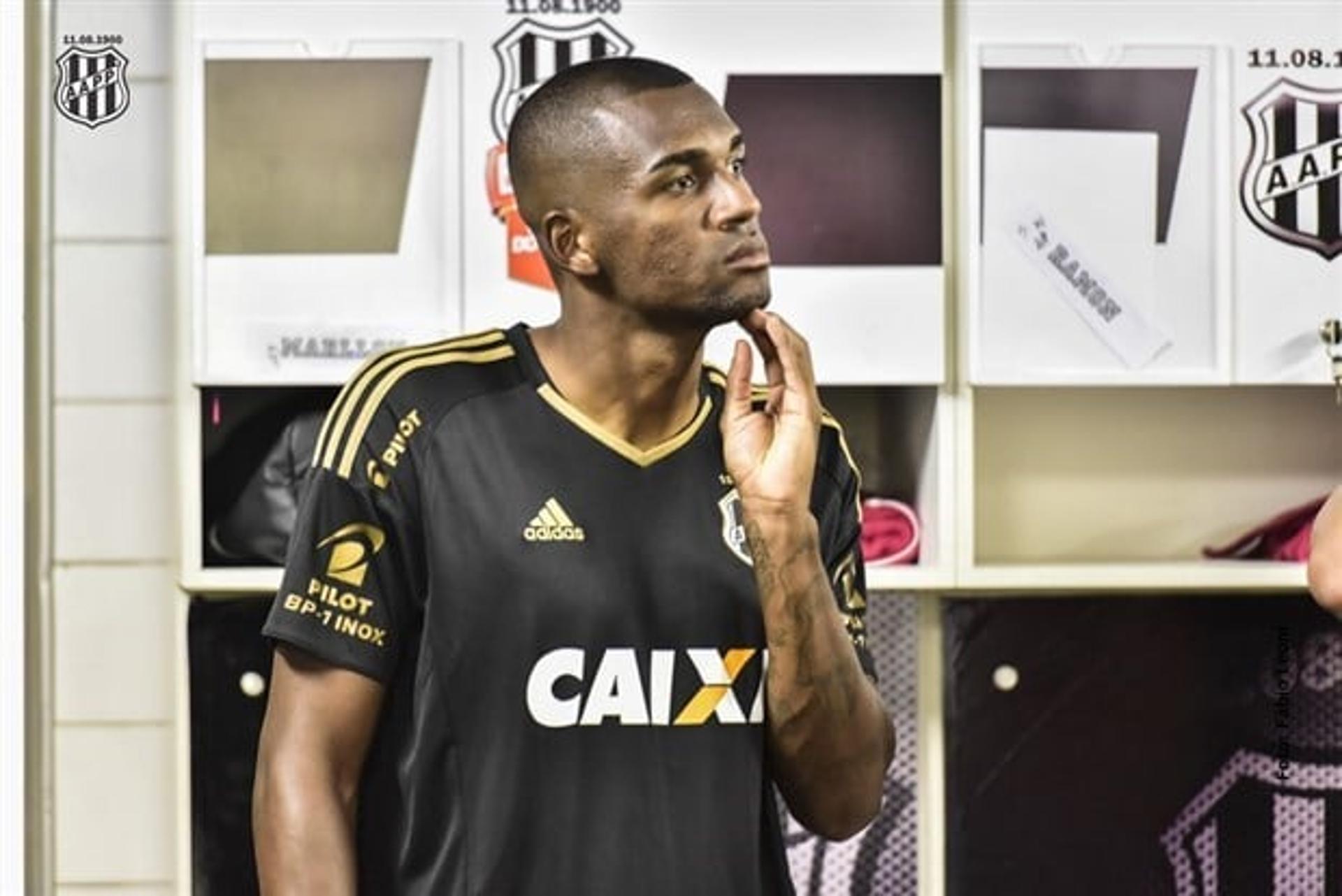 Marllon com a camisa da Ponte Preta