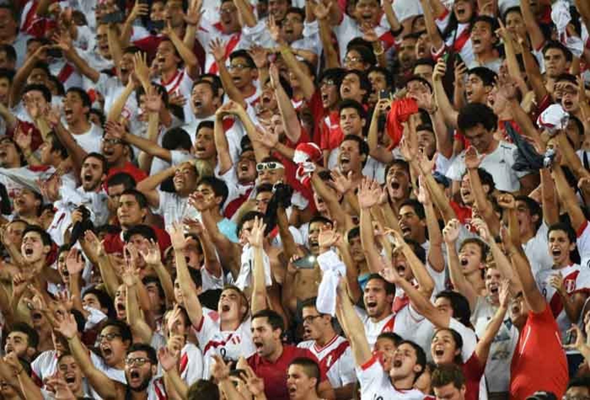 A torcida do Peru fez a festa após triunfo sobre o Uruguai