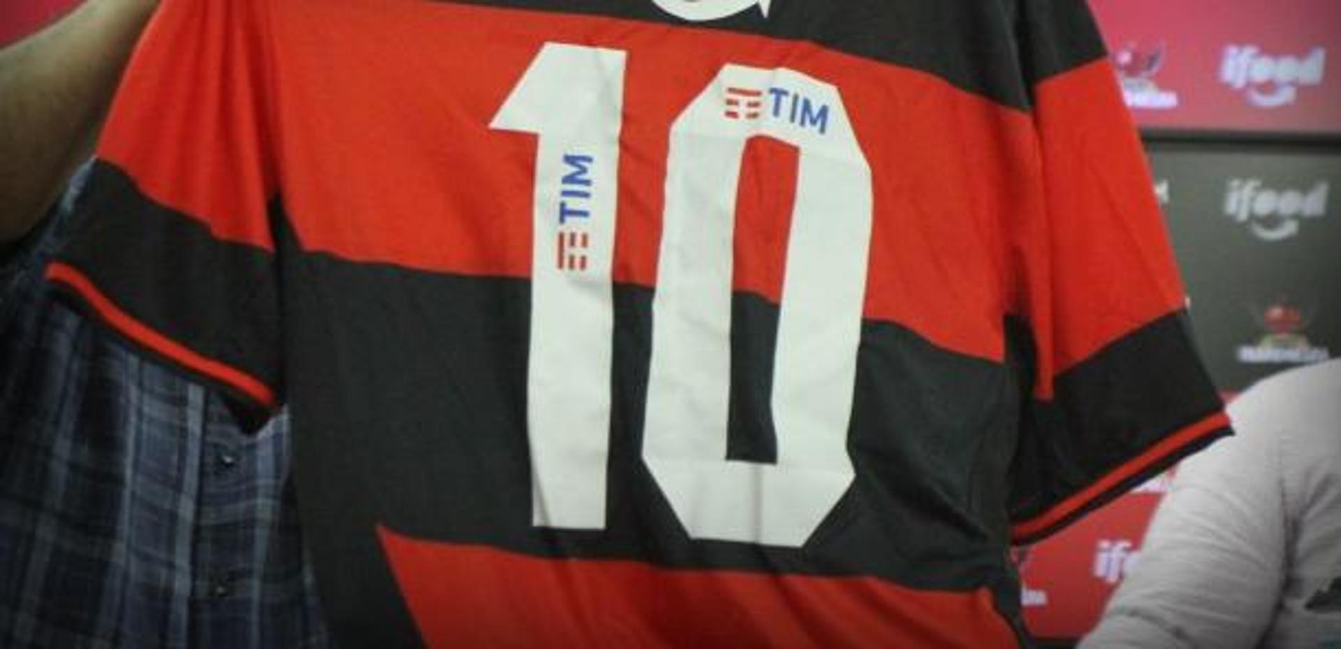 Tim tem sua marca estampada na camisa do Flamengo desde 2011