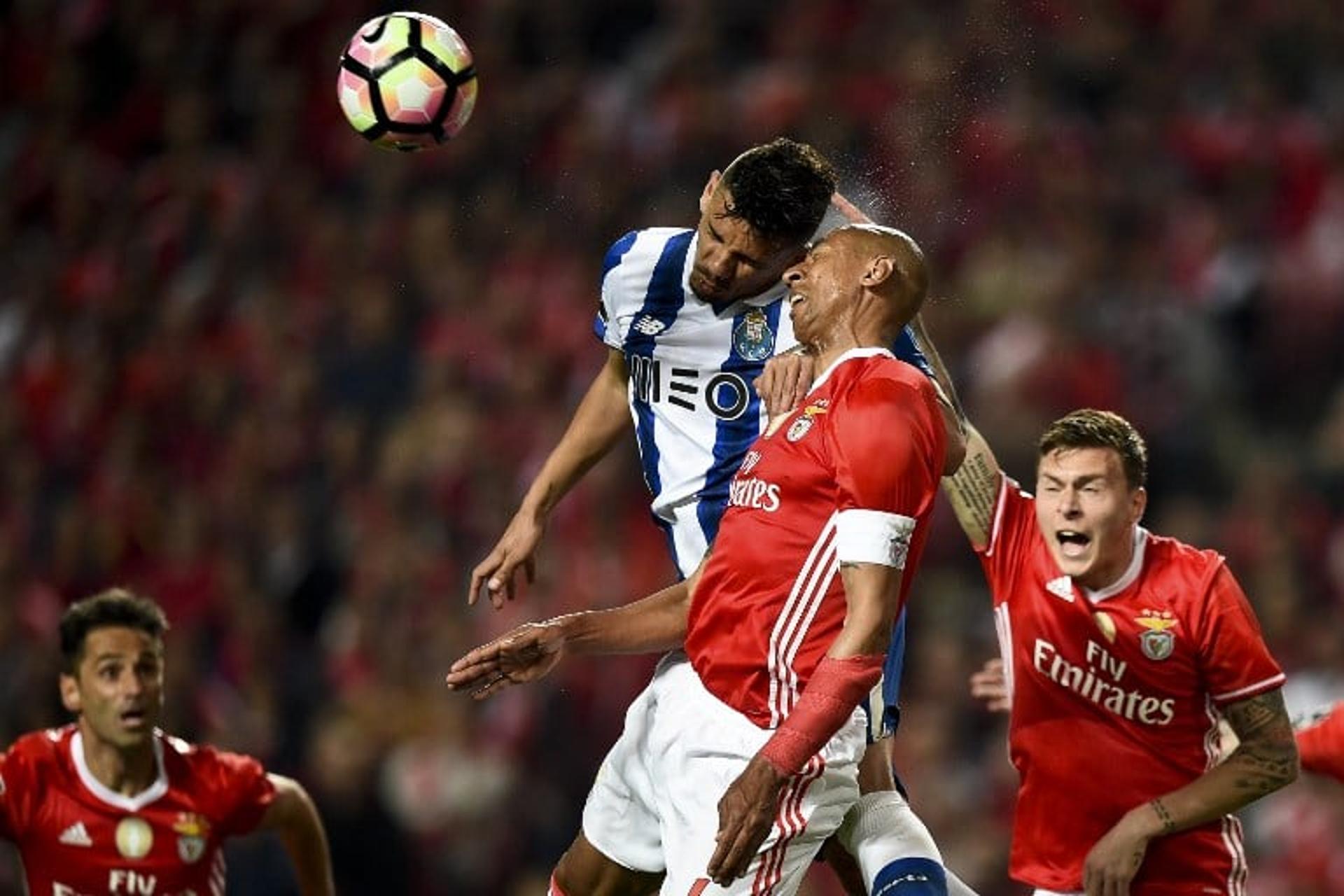 Tiquinho Soares e Luisão - Benfica x Porto