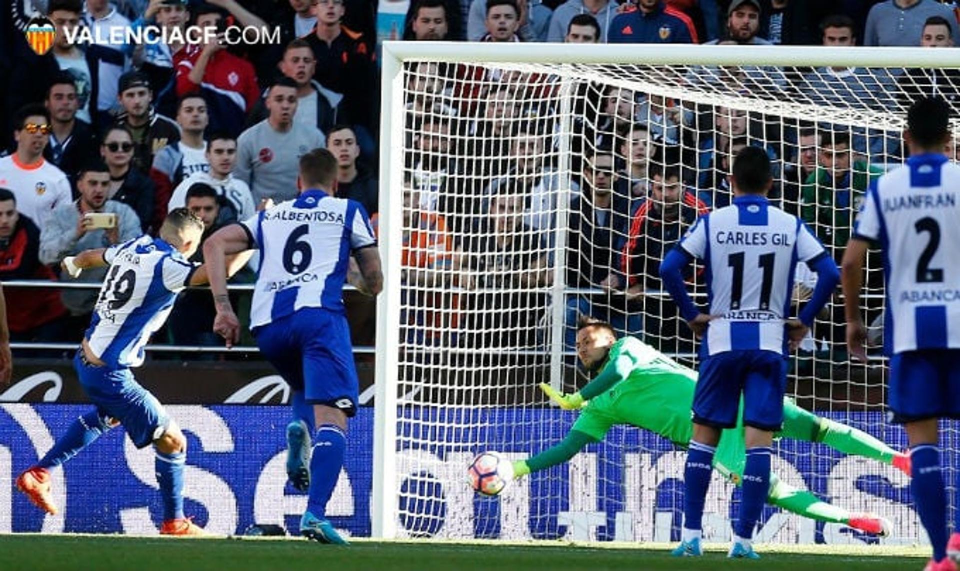 Diego Alves pegou mais um pênalti, desta vez contra o La Coruña