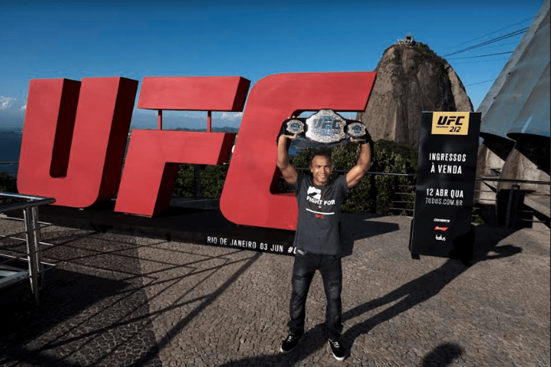 José Aldo posa com o cinturão do UFC no Morro da Urca