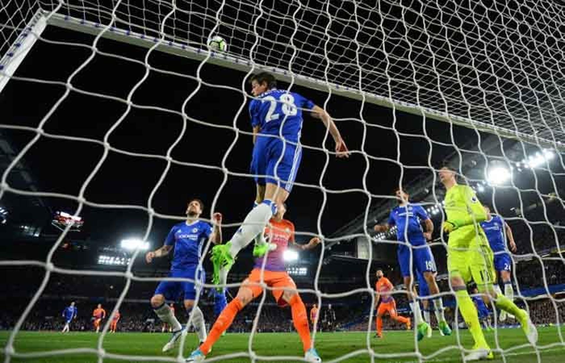 O espanhol  Cesar Azpilicueta salva em cima da linha e impede o gol do Manchester City. Chelsea venceu por 2 a 1