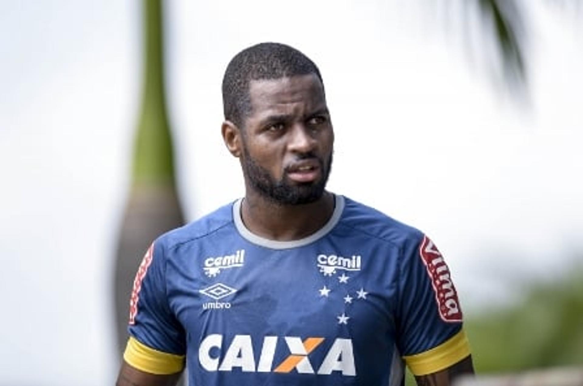 Zagueiro Dedé, em treinamento do Cruzeiro