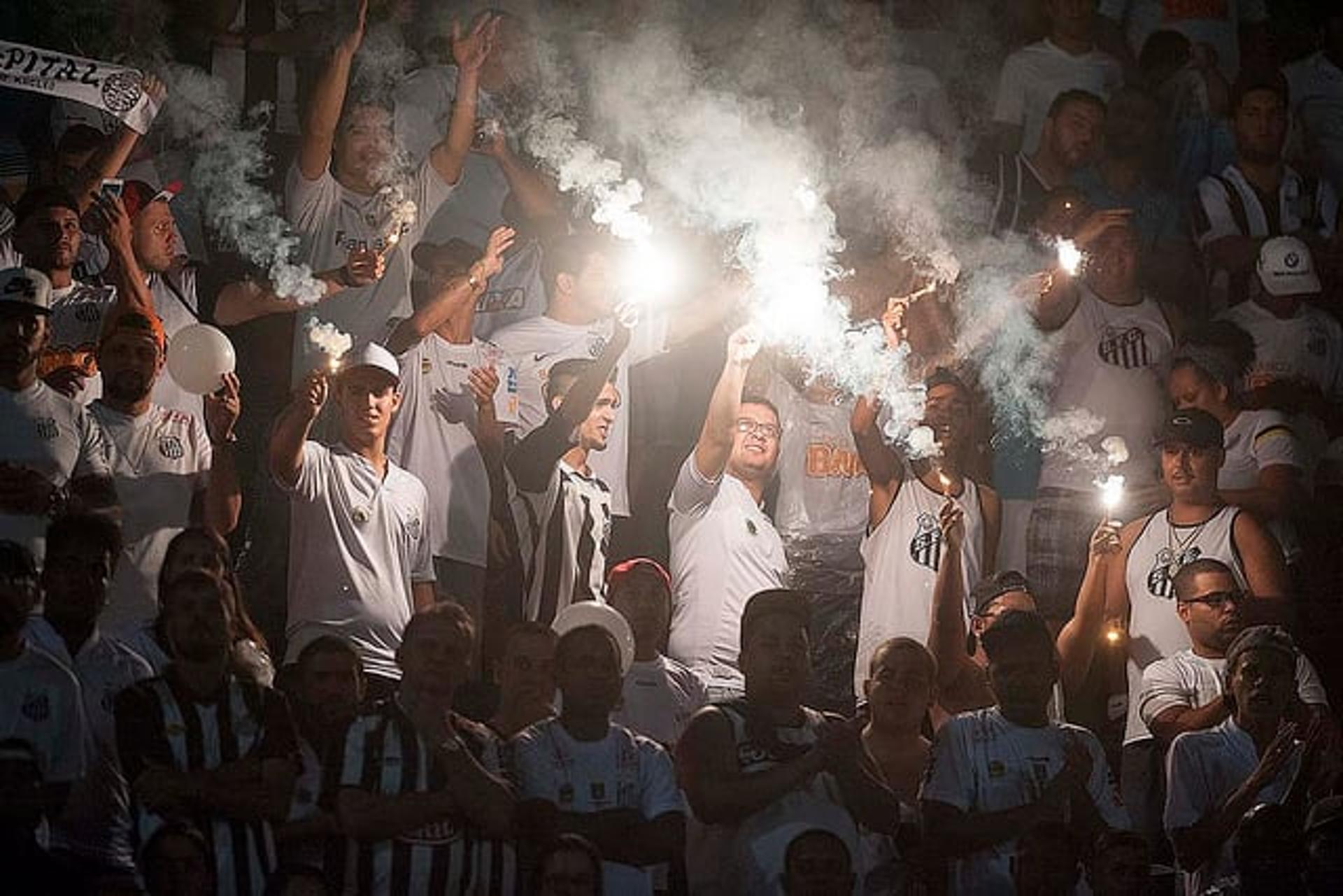 Torcida do Santos no Pacaembu