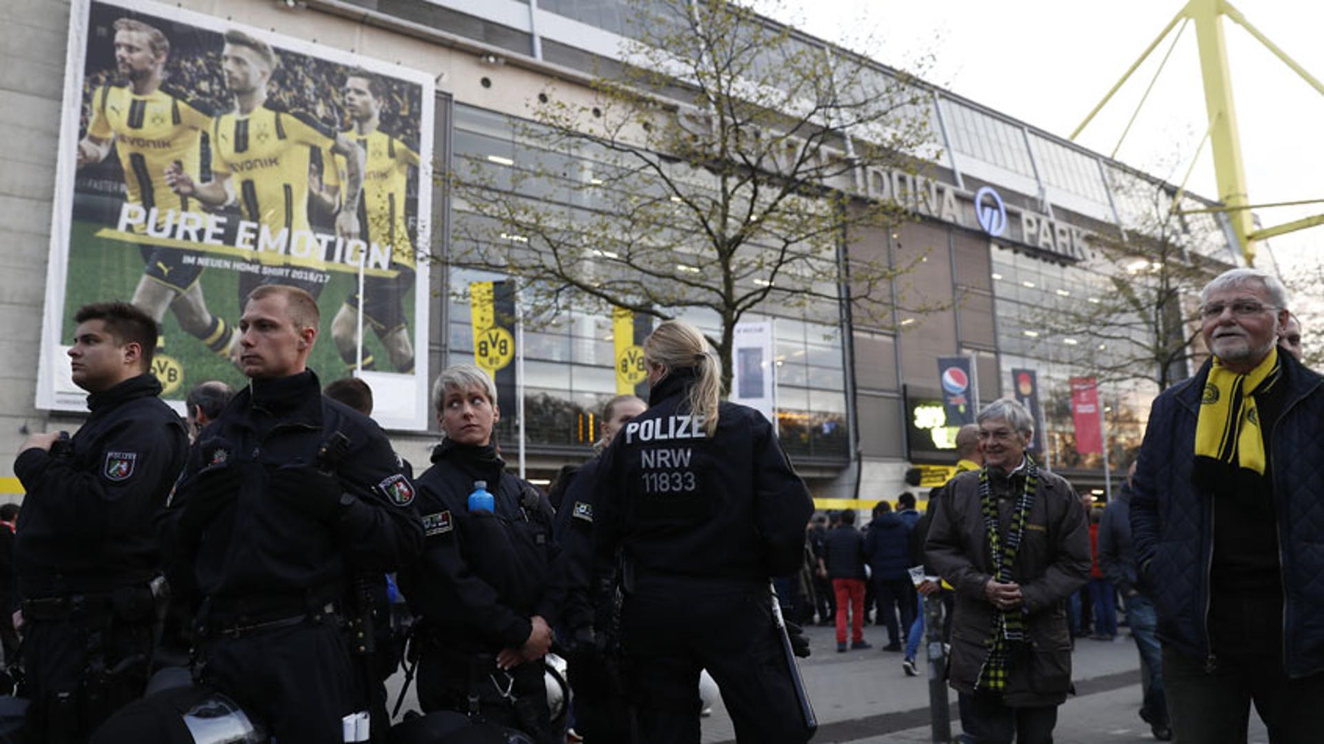 Três explosões perto do ônibus que levaria a delegação do Borussia Dortmund para o jogo contra o Monaco. Existe a suspeita de atentado terrorista e a Polícia investiga o caso