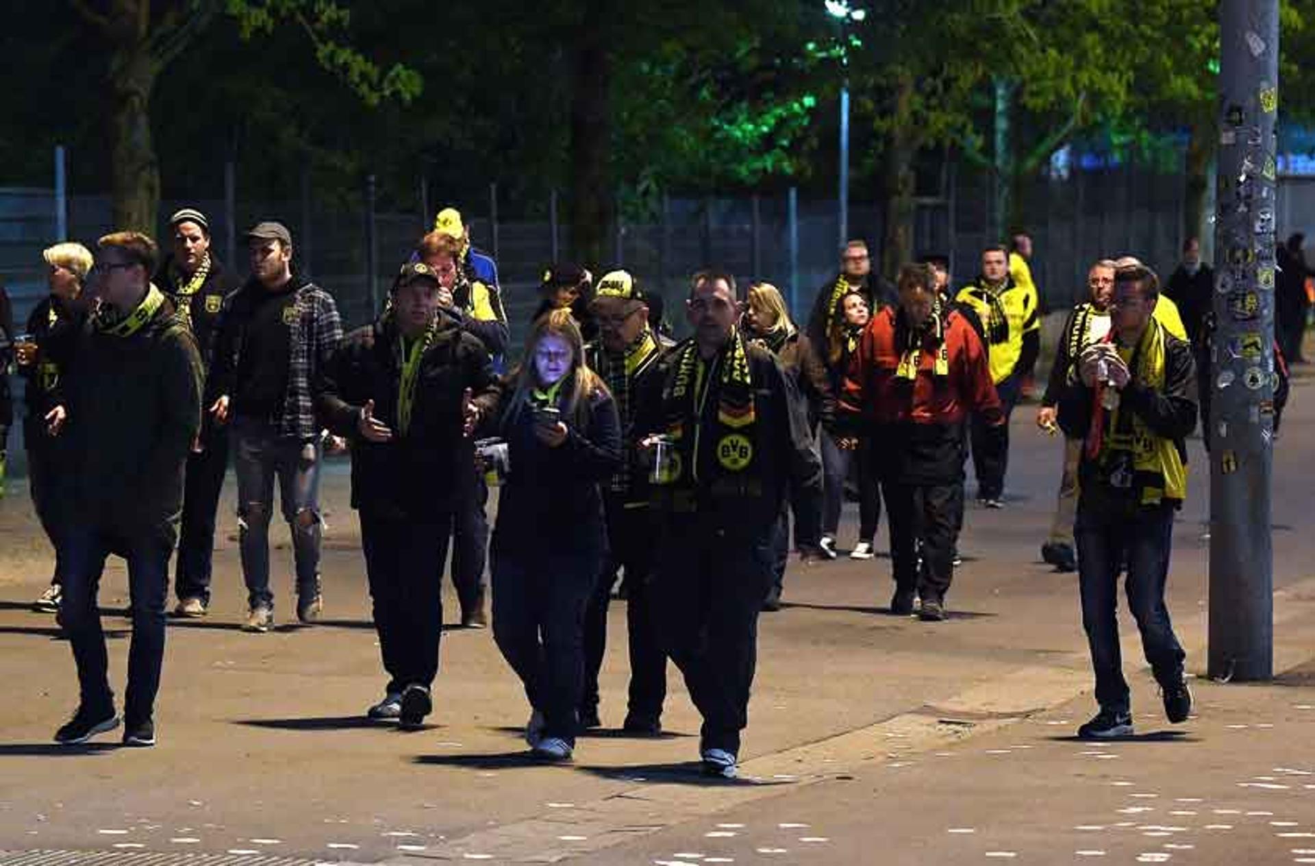 Torcedores andam ao redor do Signal Iduna Park após adiamento de Dortmund x Monaco