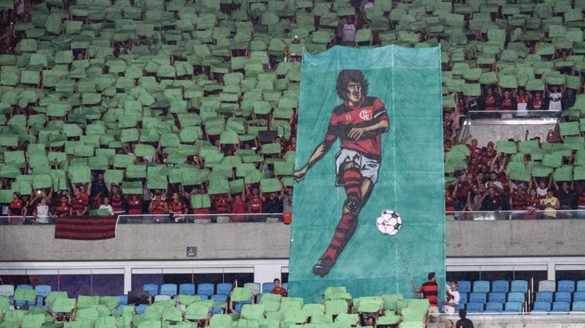 Torcida do Flamengo caprichou e coloriu a arquibancada do Maracanã para entrada do time. Mosaico 3D recriou o gol de Zico diante do Cobreloa, na decisão da Libertadores de 1981.