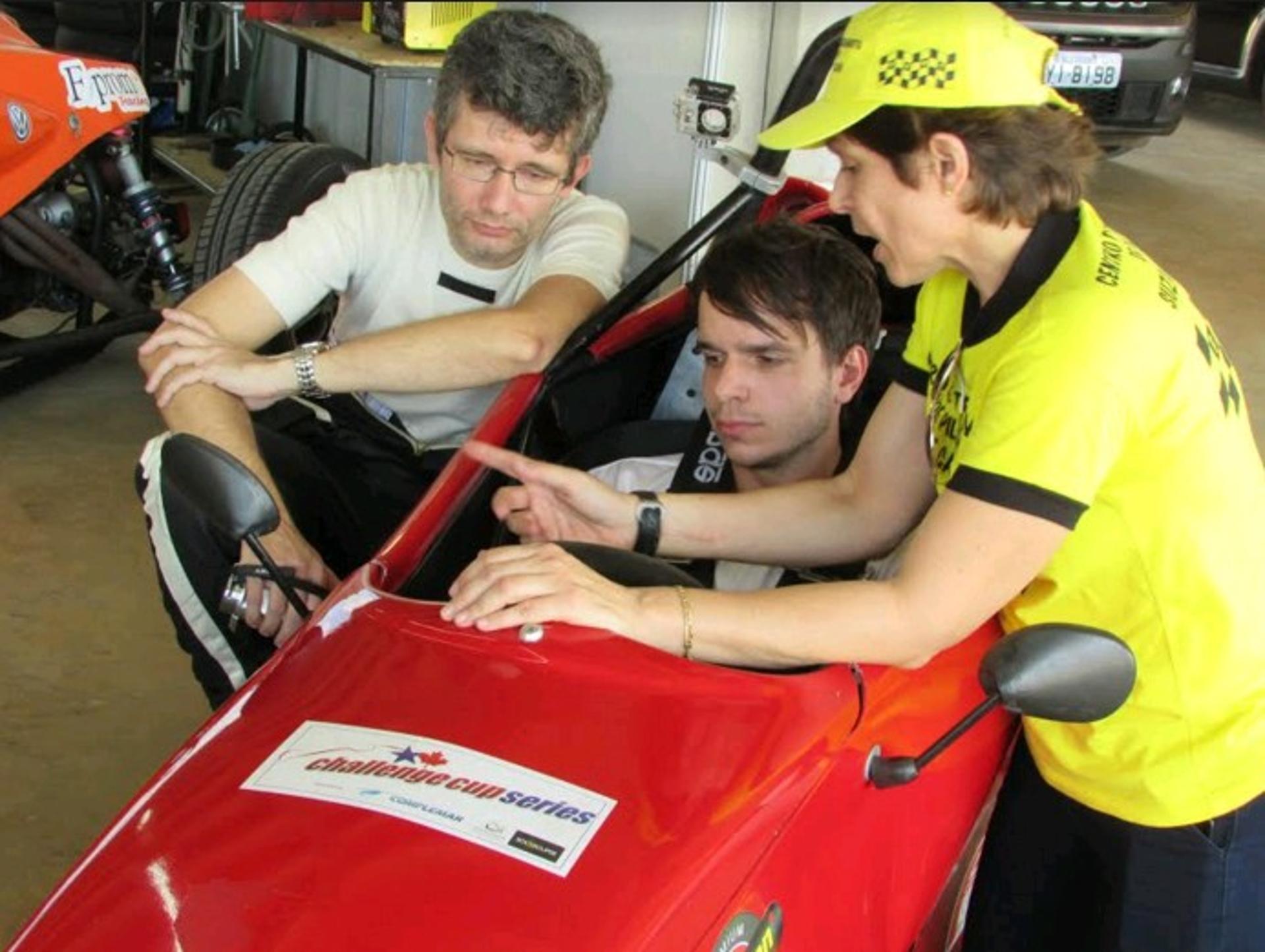 Suzane Carvalho em curso de pilotos da Fórmula Vee