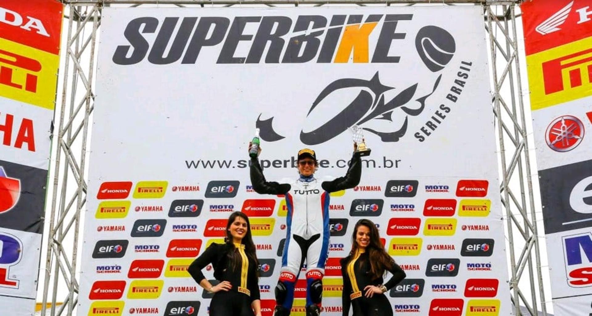 Suzane Carvalho no pódio, campeã da SuperBike Honda CBR 500R 2015