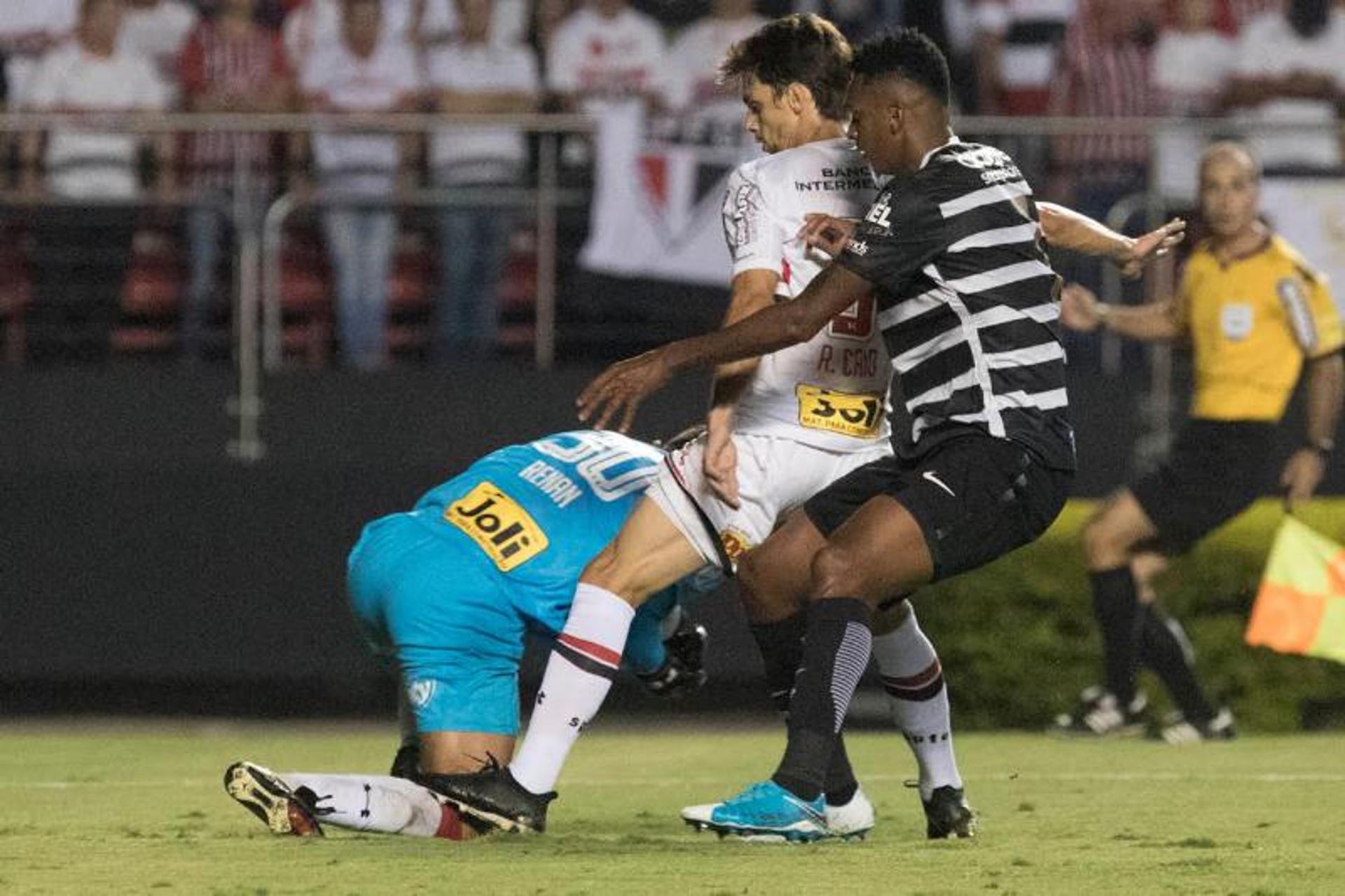 Rodrigo Caio, Jô e Renan no lance do clássico