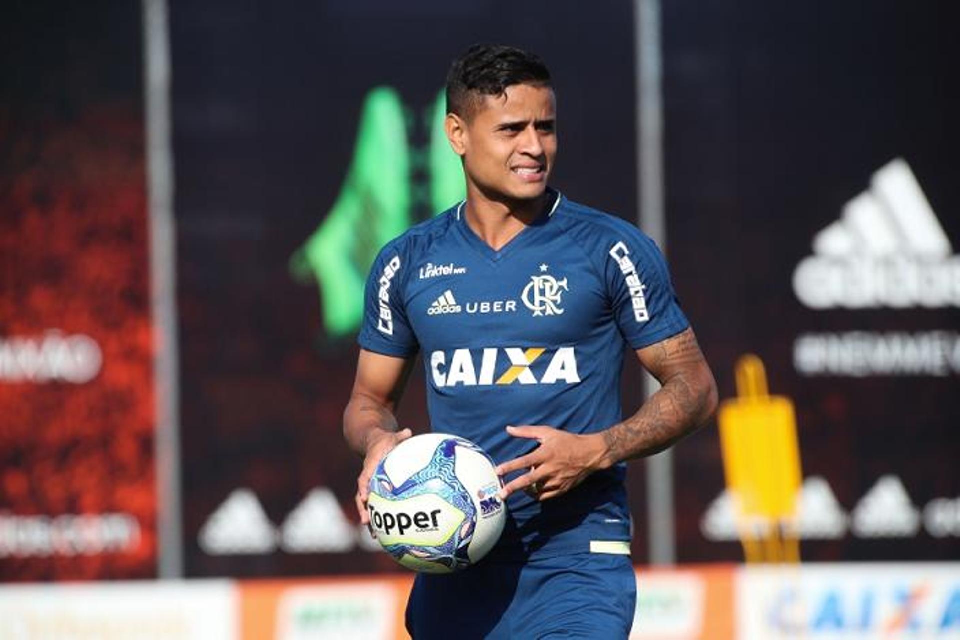 Éverton treinou hoje no campo e está perto de retorno ao time