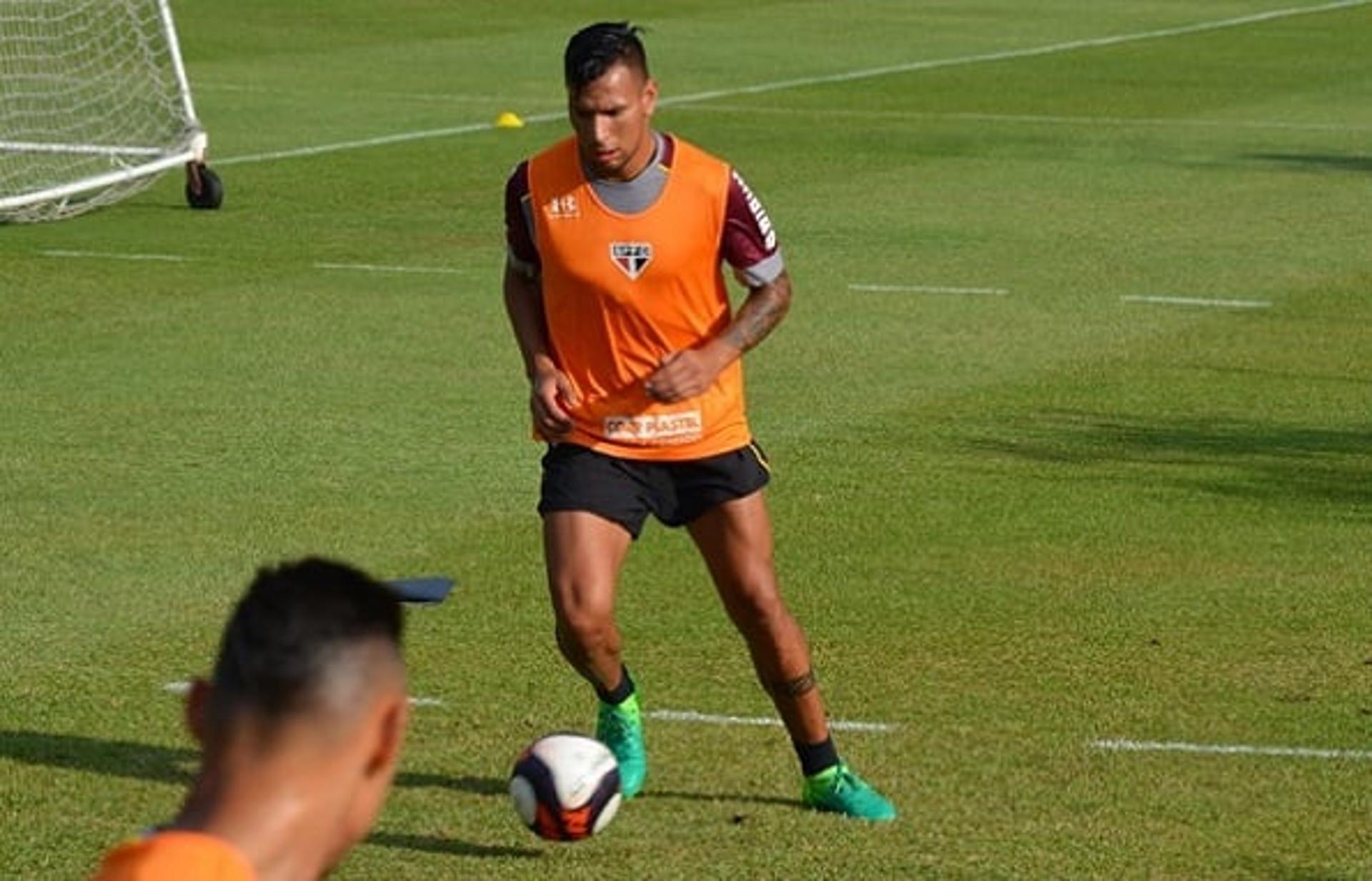 Chavez durante treino do São Paulo nesta quinta-feira