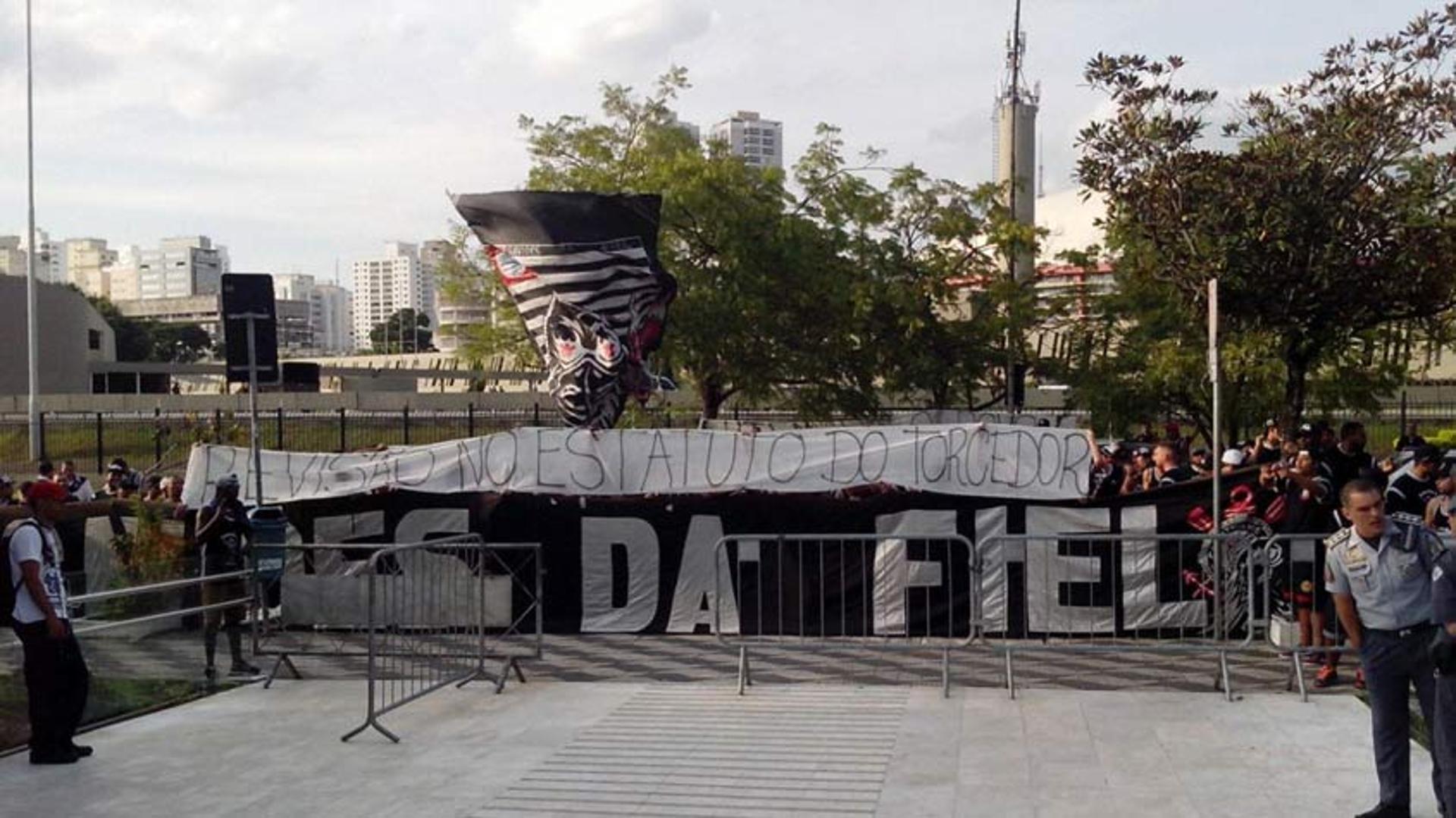 Protesto da Gaviões da Fiel na Assembleia Legislativa de São Paulo