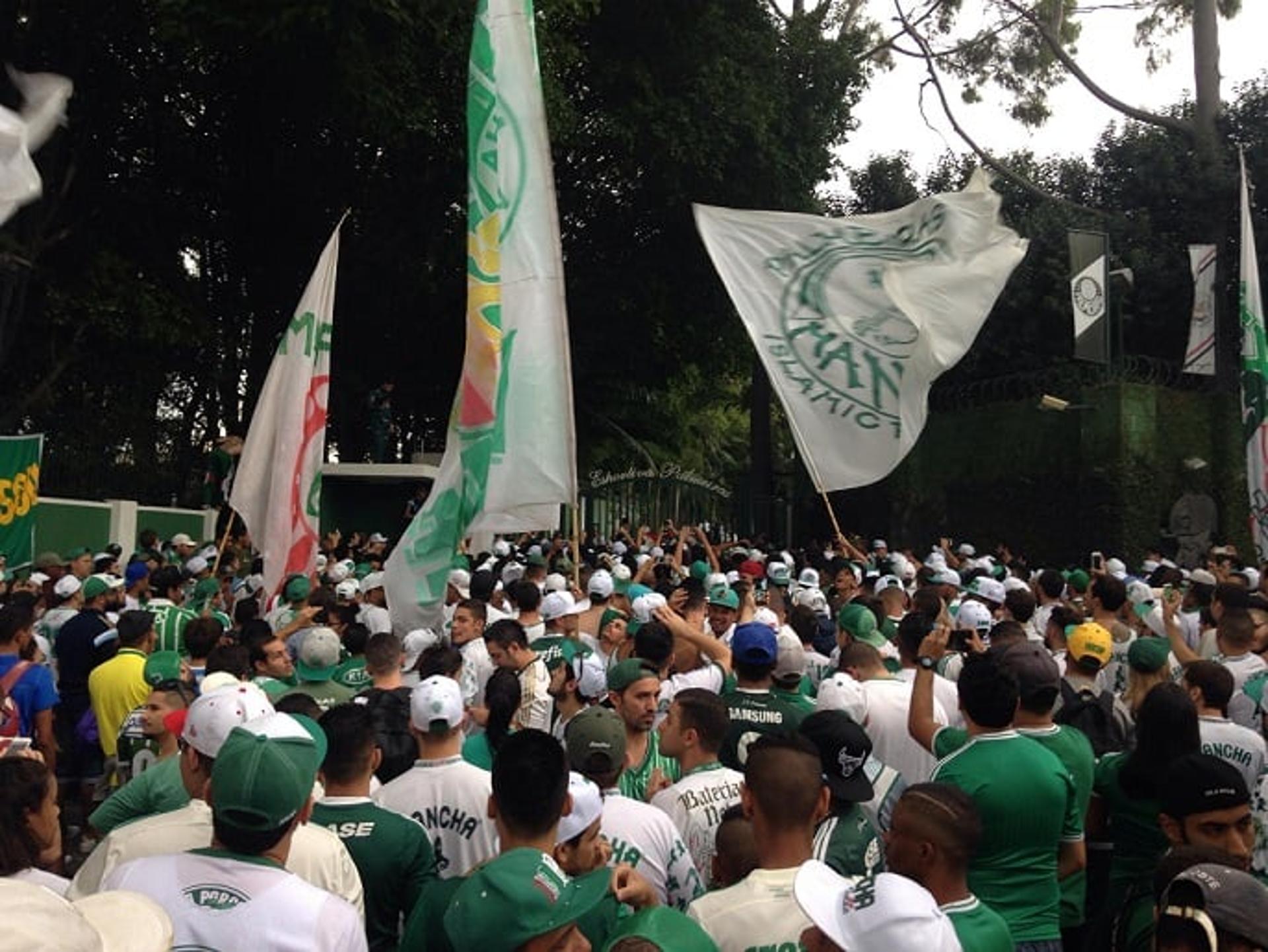 Torcida do Palmeiras na Academia de Futebol