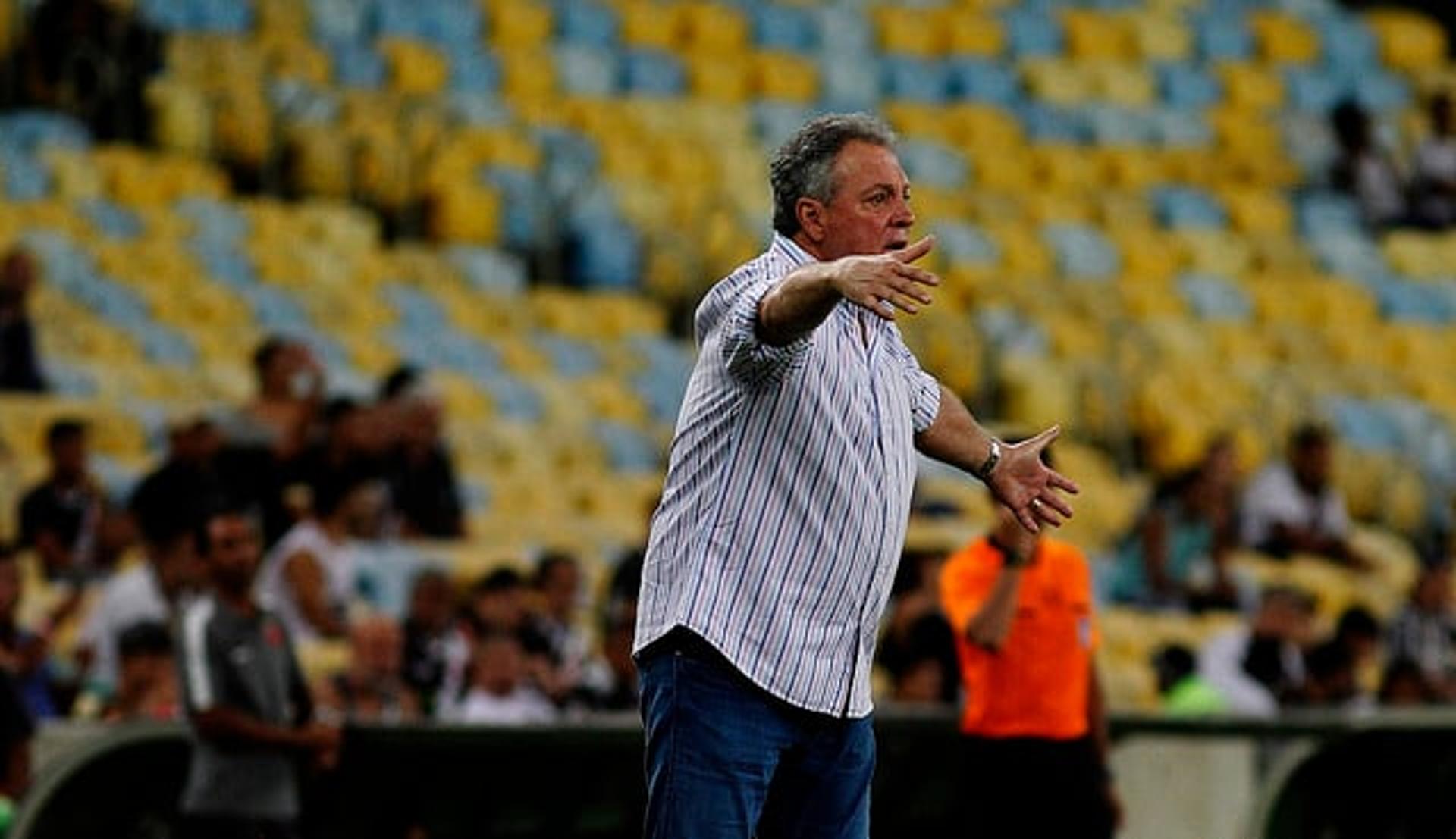 Abel Braga orienta a equipe no Maracanã