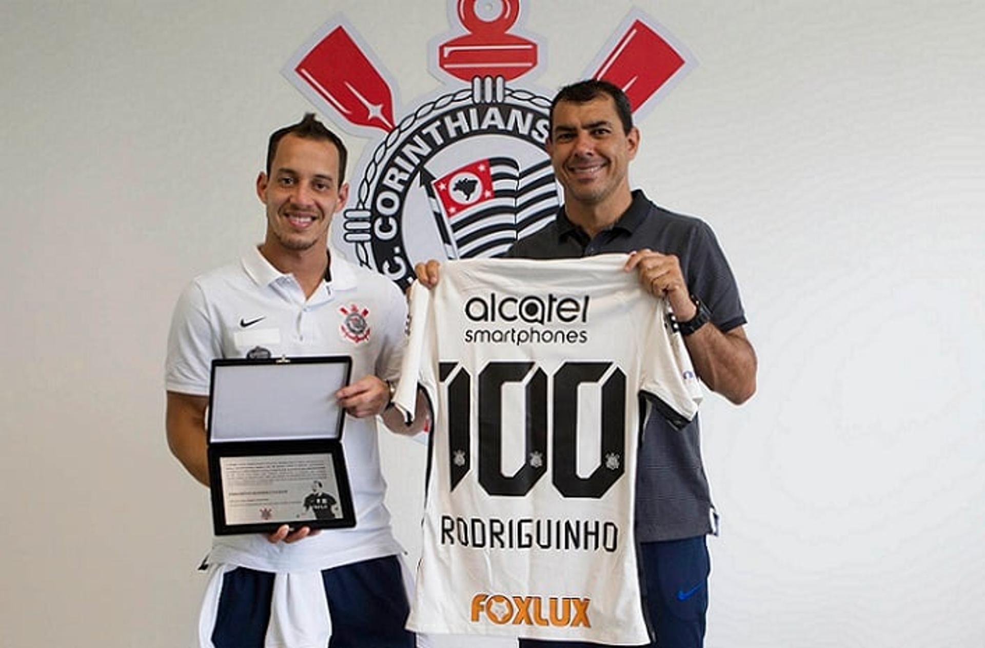 Rodriguinho recebeu camisa e placa comemorativa de Fabio Carille