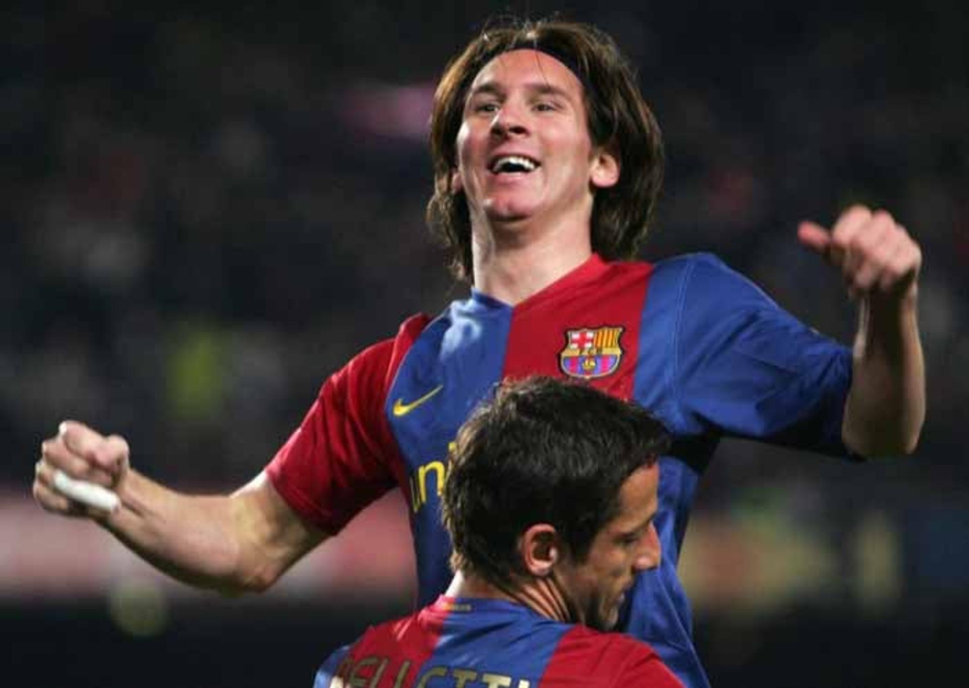 Messi tinha 18 anos quando deu seu primeiro show contra o Real Madrid. Foi no empate por 3 a 3 pelo Campeonato Espanhol da temporada 2006/2007. O time catalão era dirigido pelo holandês Frank Rijkaard