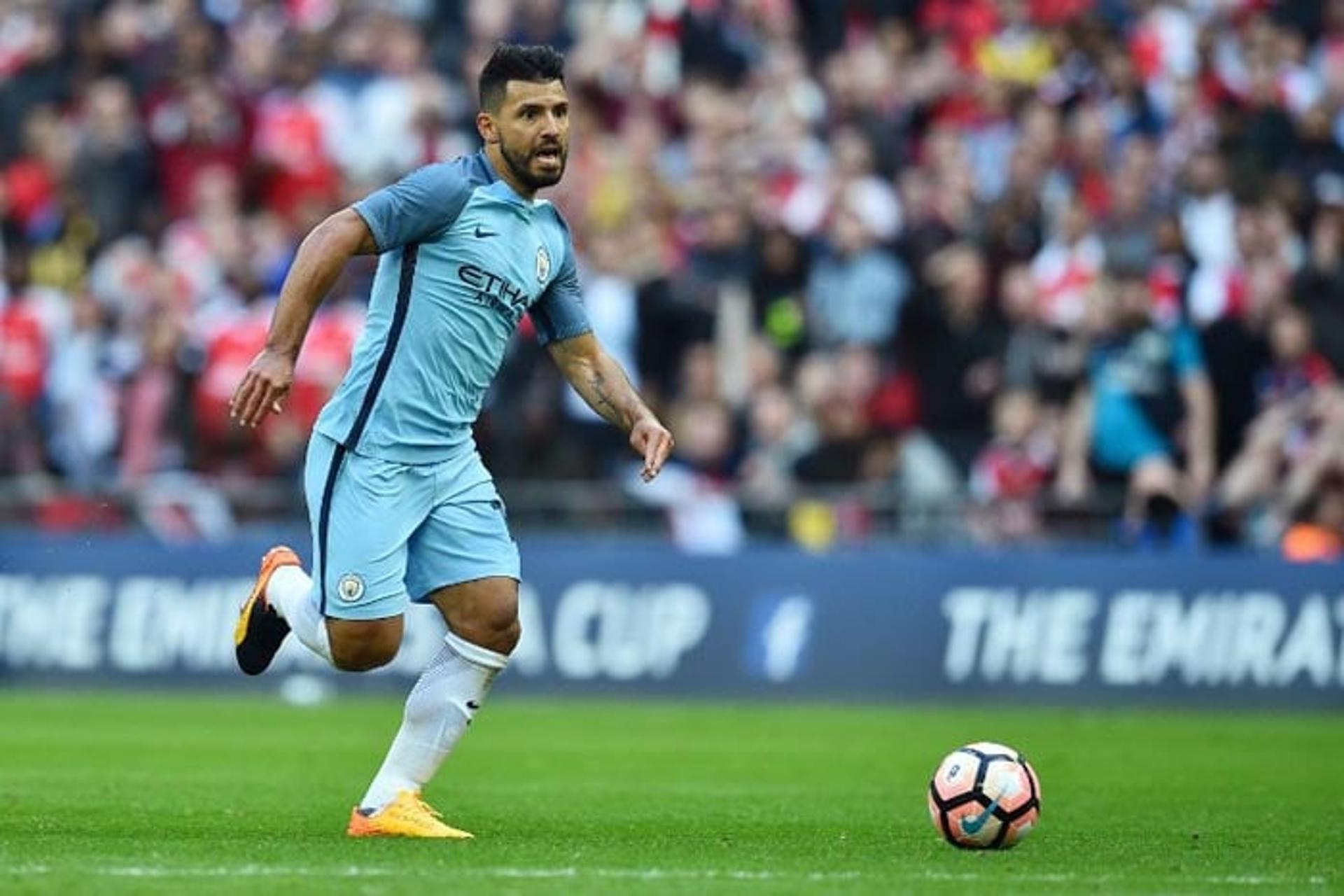 De acordo com o "Le Parisien", o atacante Agüero está na mira do PSG. Segundo o jornal francês, o argentino seria a segunda opção do PSG, que como principal alvo Mbappé.&nbsp;O diário britânico "The Times" afirmou que o PSG está disposto a desembolsar 69 milhões de libras (cerca de R$ 258 milhões). Agüero tem vínculo até junho de 2019