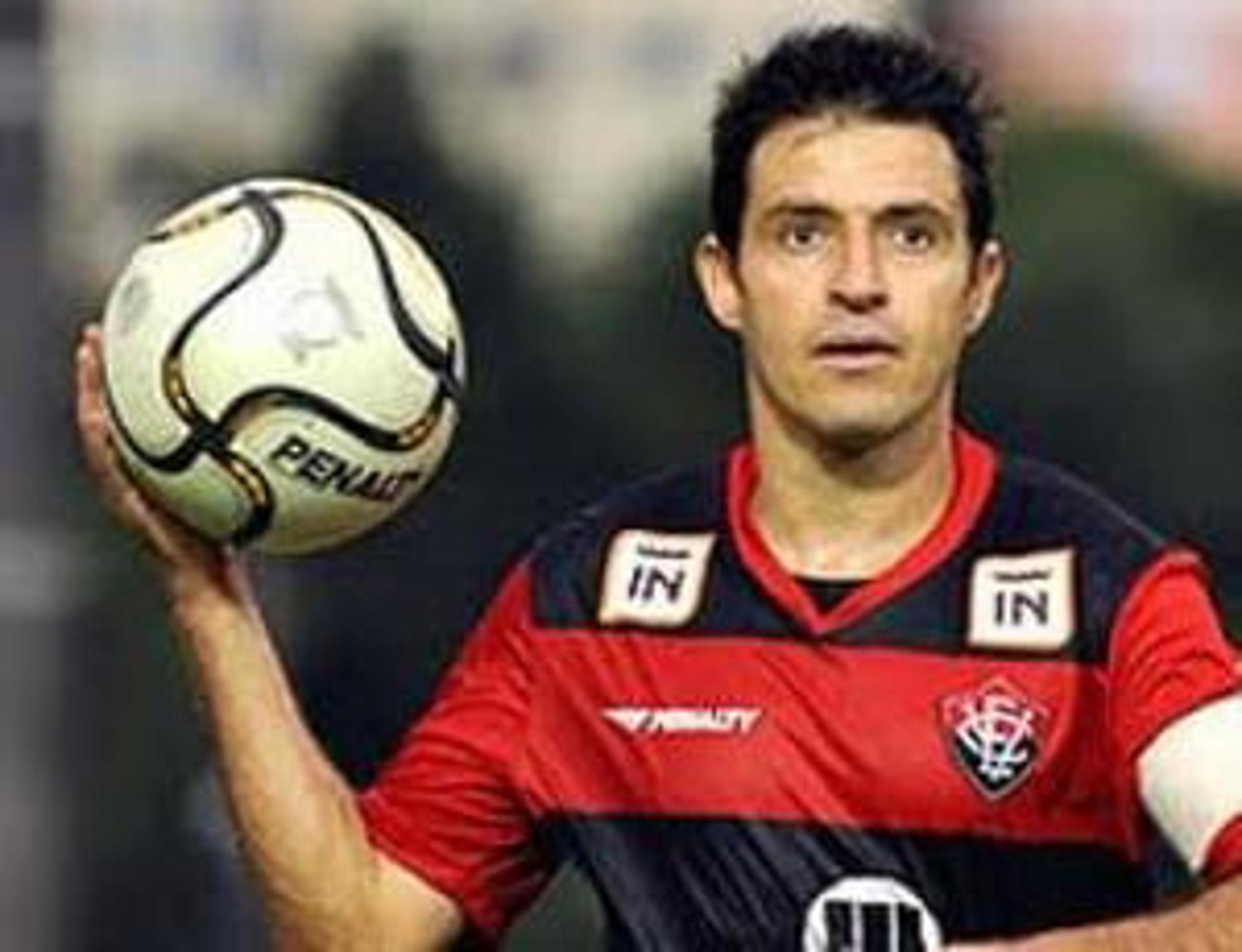 Ramón - meia, com a camisa do Vitória (anos 90/2000)