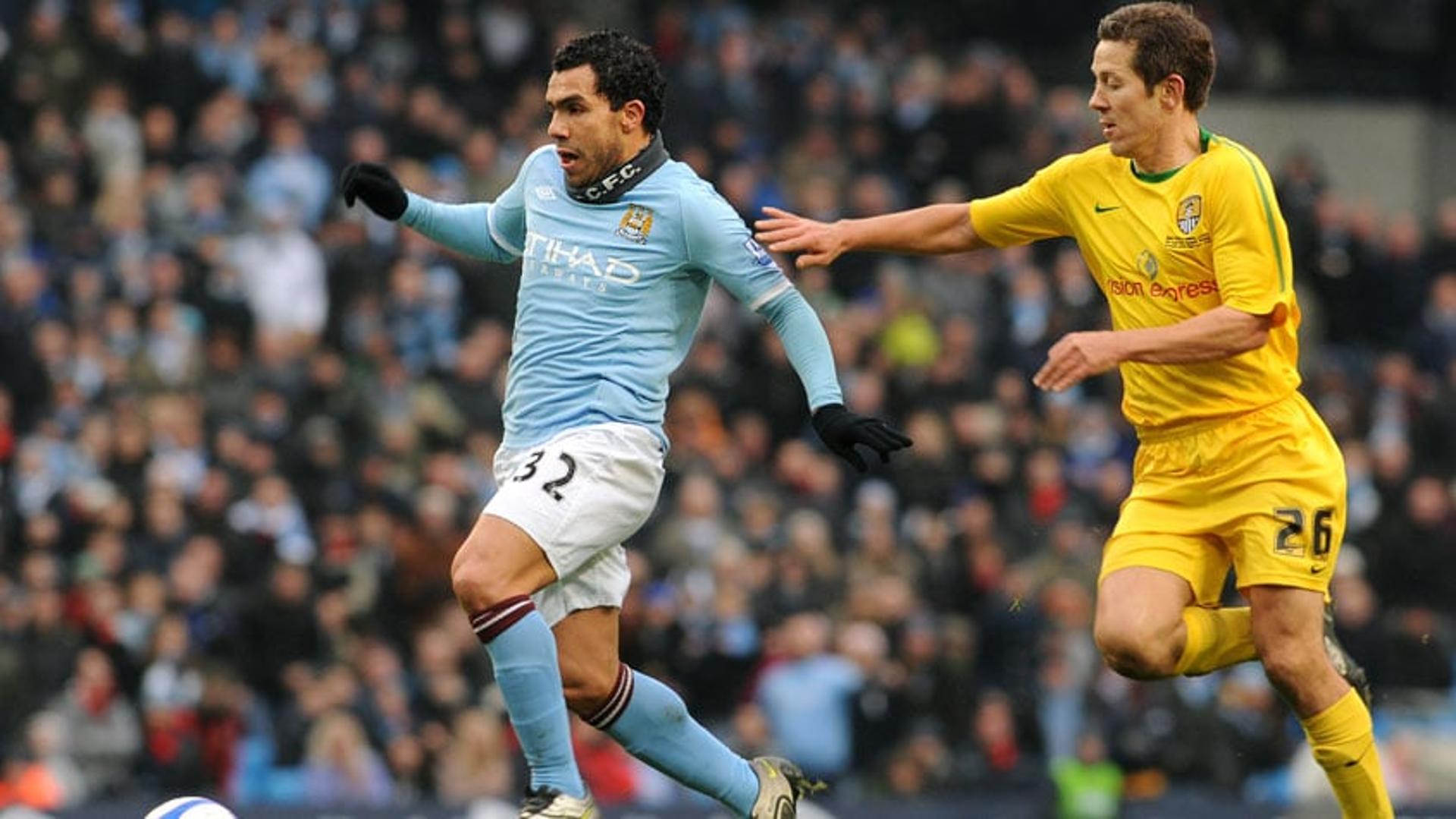 Carlos Tevez virou ídolo após aceitar trocar o arquirrival Manchester United pelo Manchester City. Foi herói na conquista da FA Cup de 2011