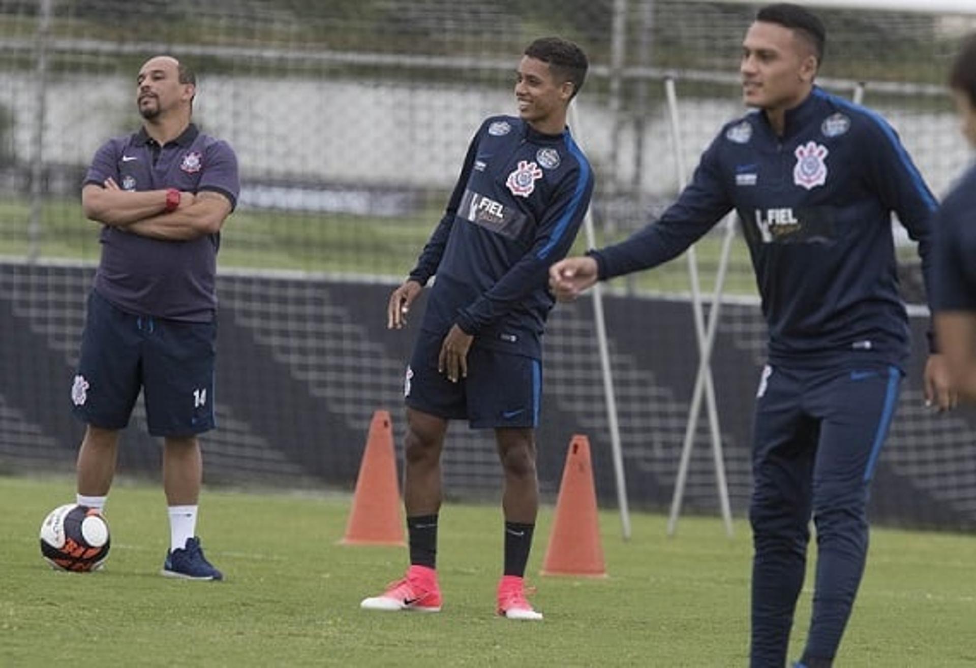 Pedrinho treinou entre os titulares do Corinthians nesta quarta-feira