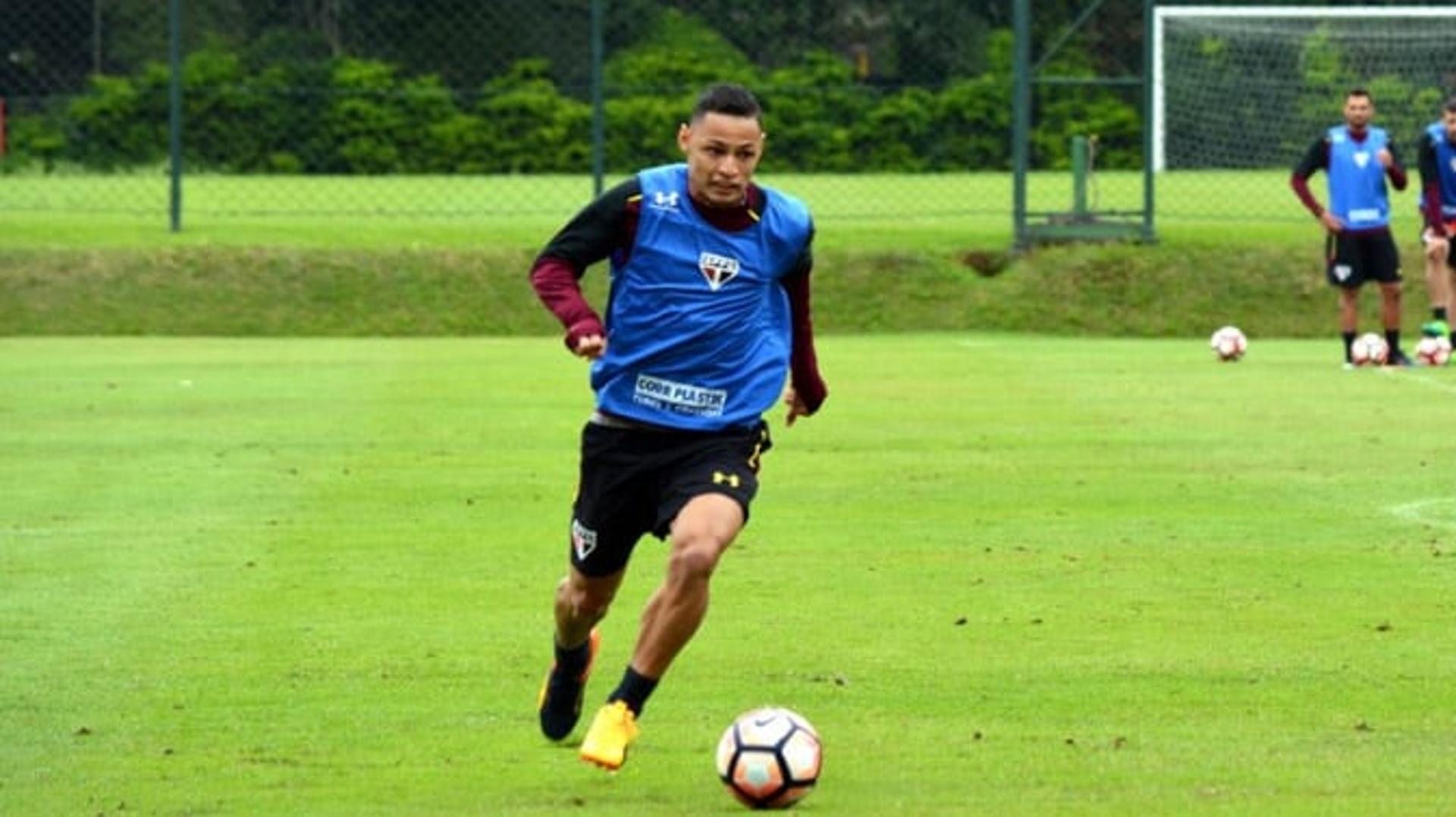 Neilton em treino do São Paulo