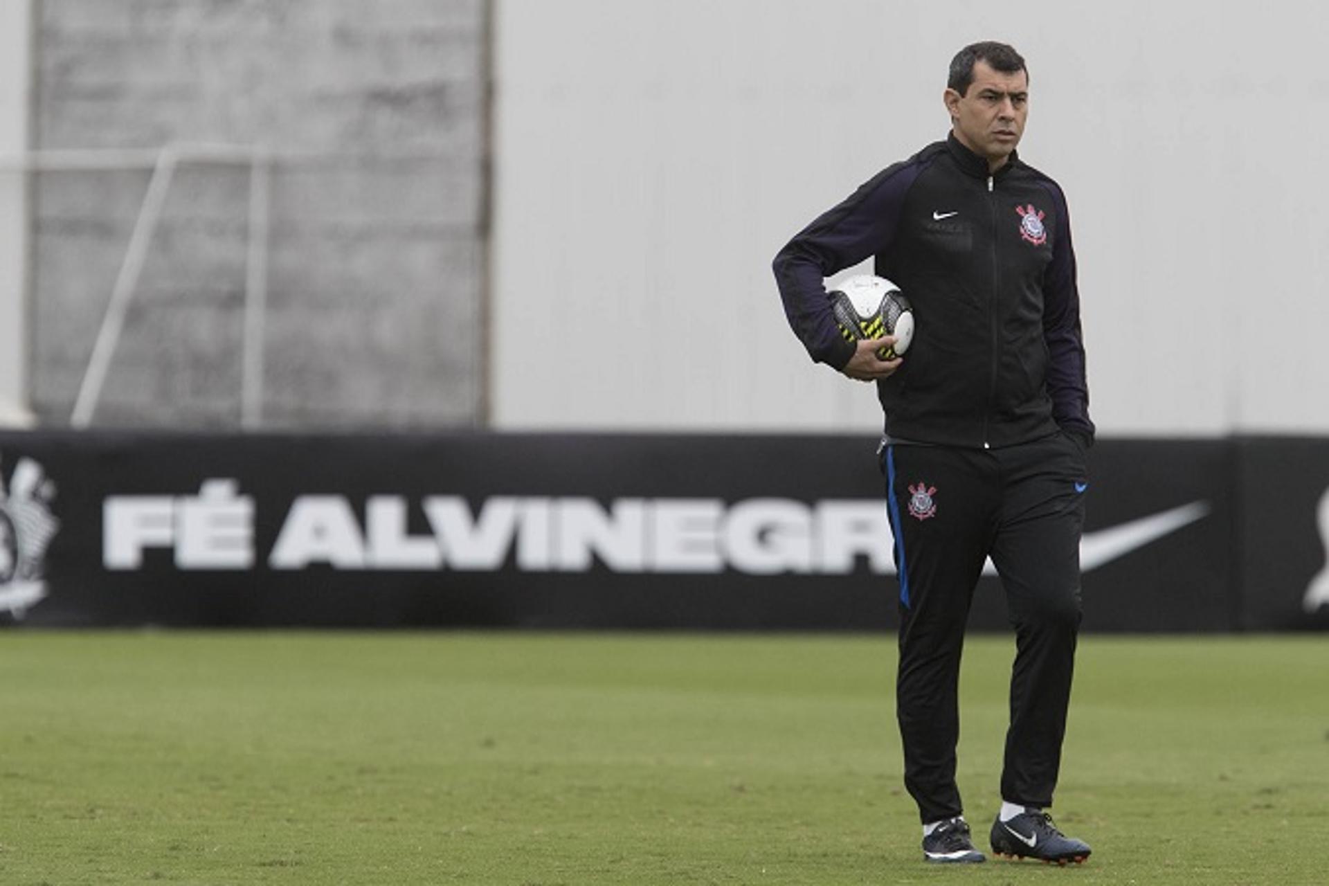 Fabio Carille, técnico do Corinthians, durante treinamento no CT