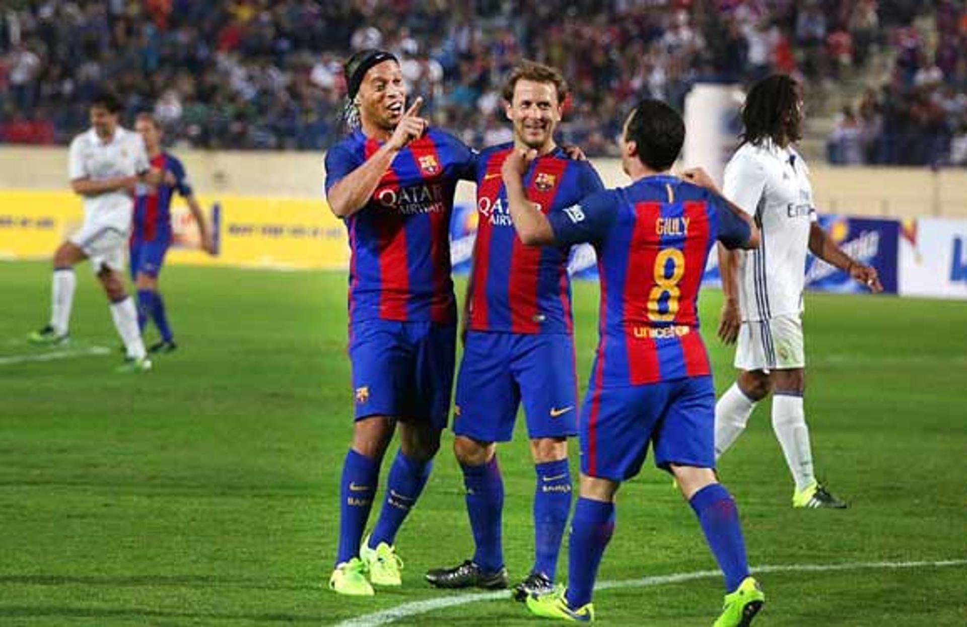 Ronaldinho e Giuly - Barcelona Legends x Real Madrid