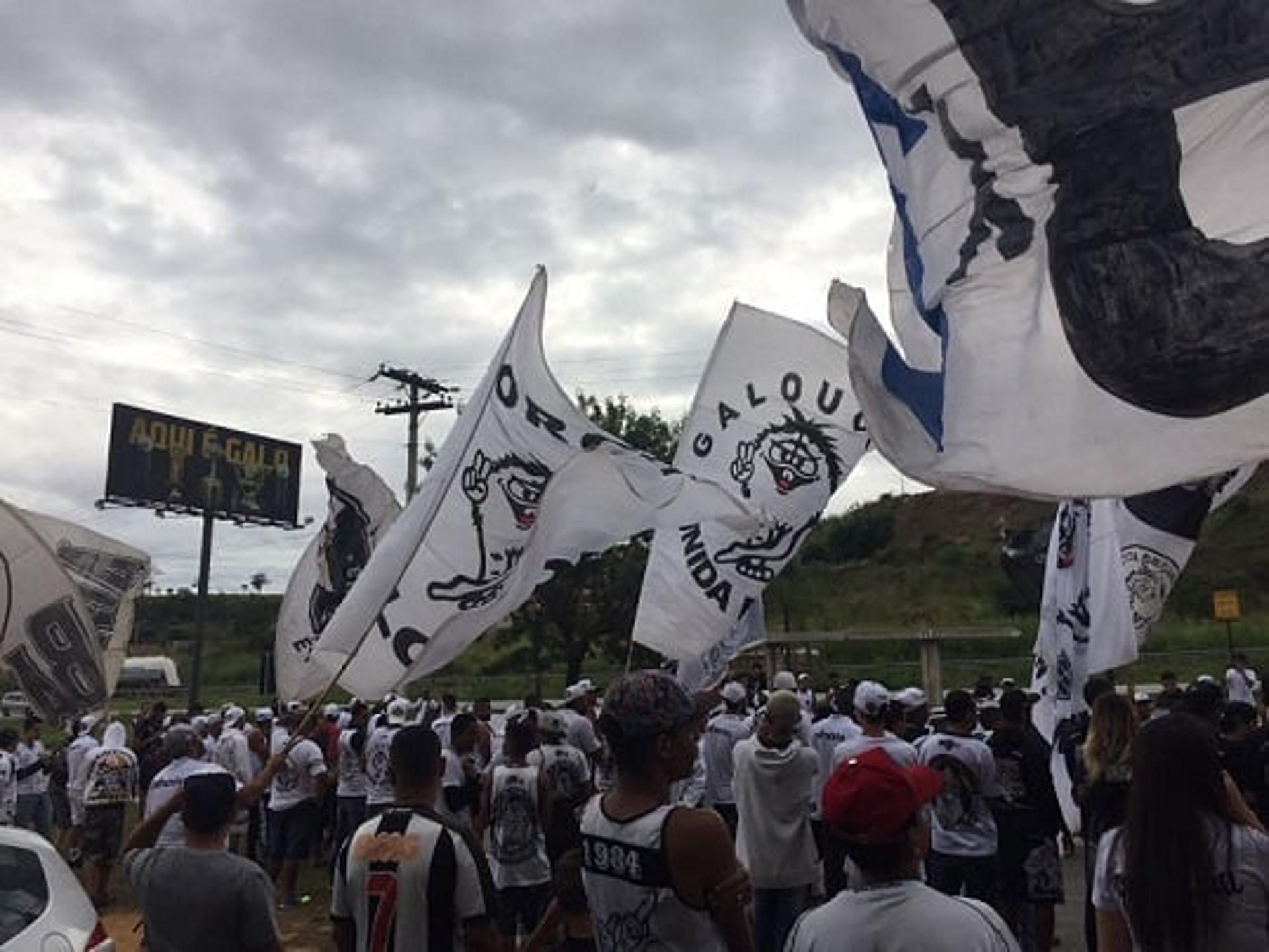 Torcida do Atlético-MG vai ao CT cobrar elenco