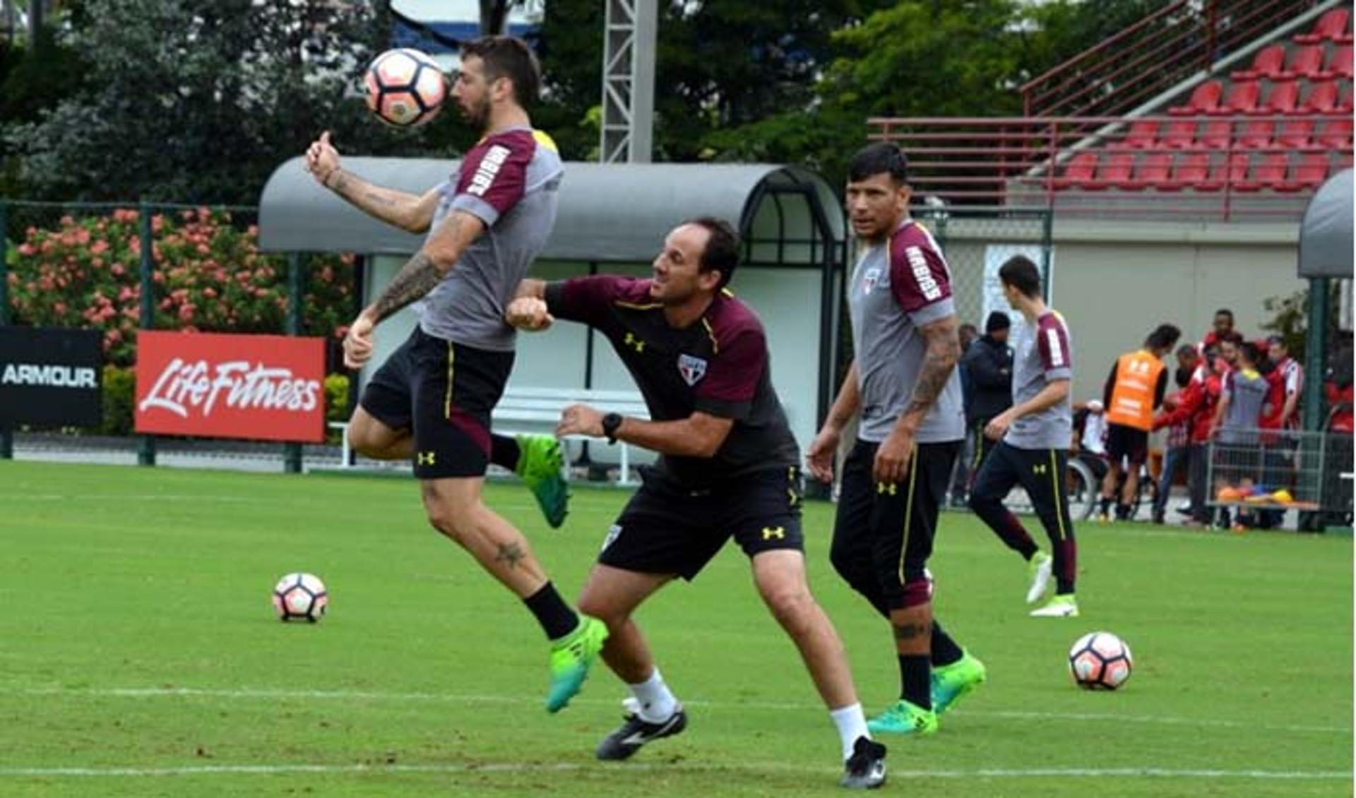 Ceni faz marcação em Pratto no treino do São Paulo