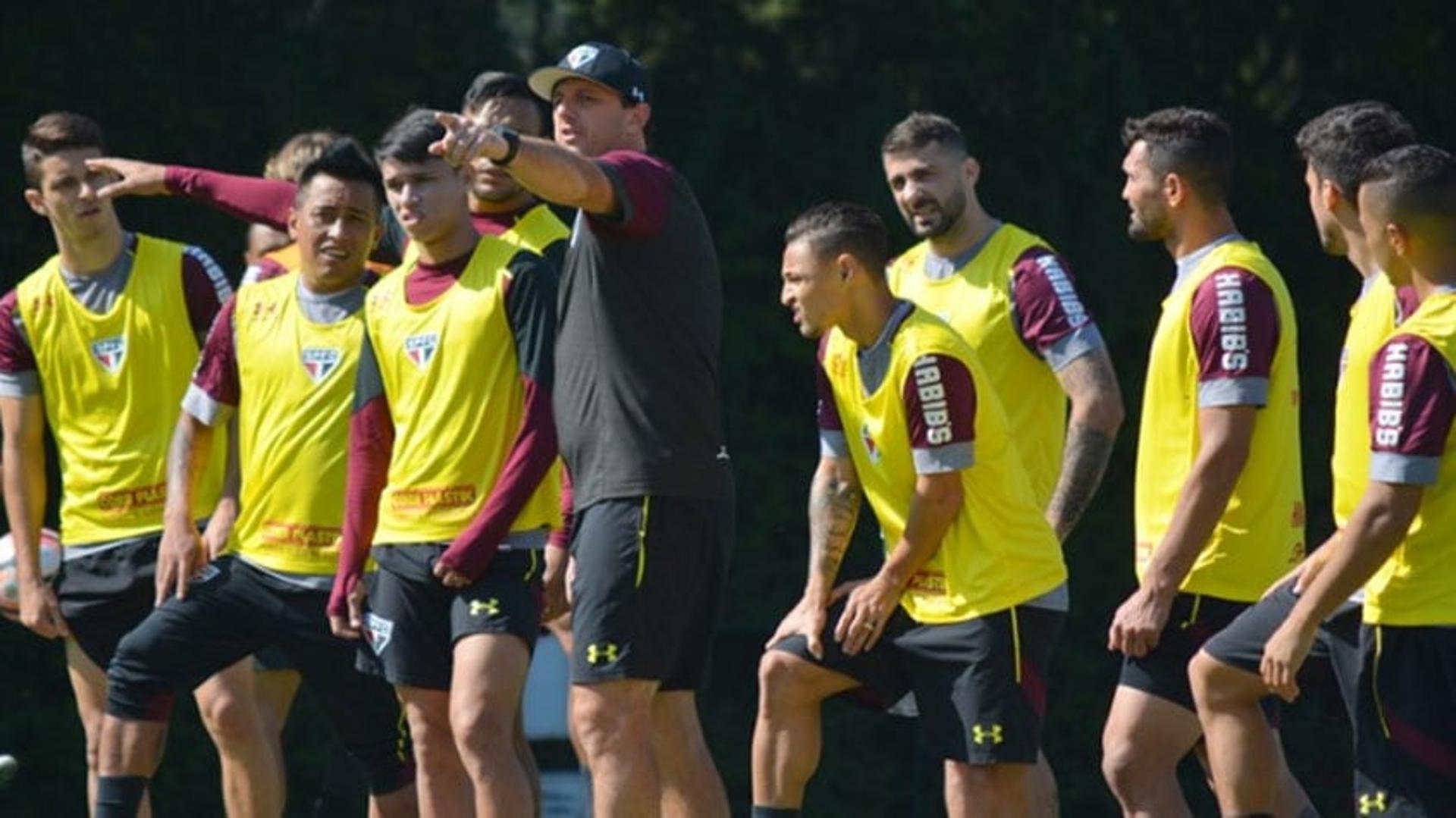 Rogério explica treino